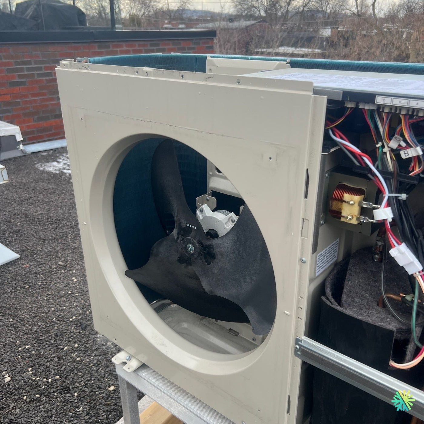 Réparation d’une thermopompe centrale Midea à Lachine