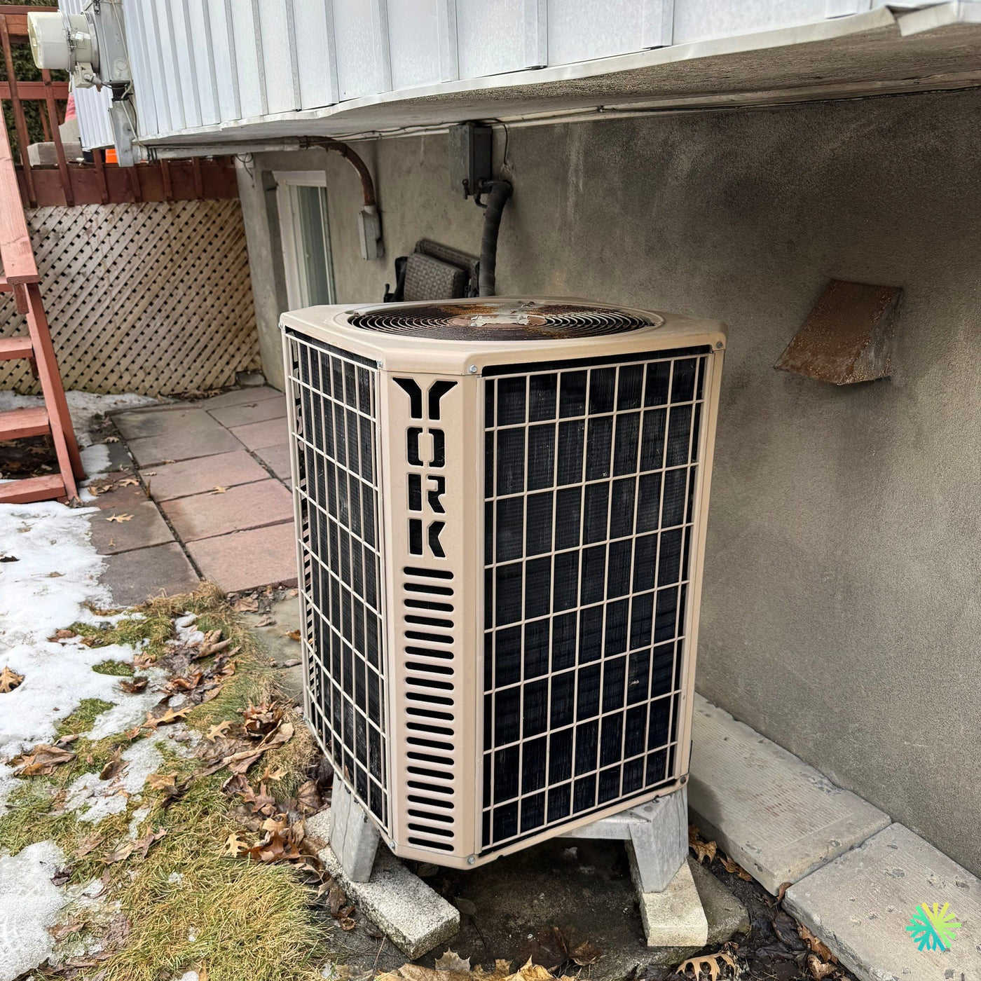 Nettoyage d’une thermopompe centrale York à Brossard