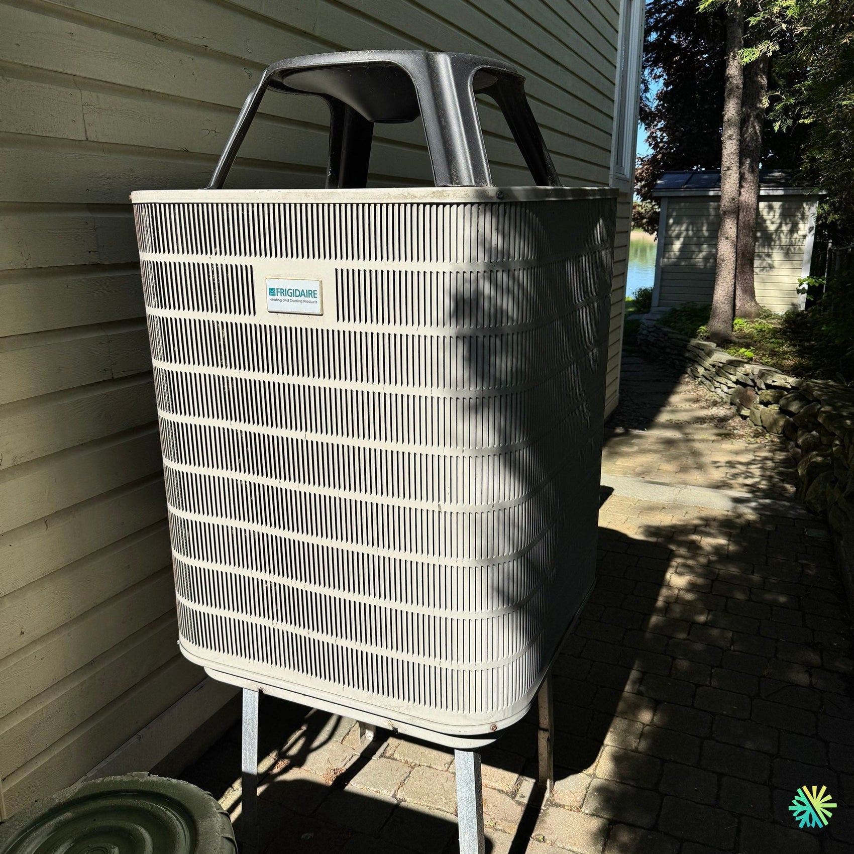 Réparation d’une thermopompe centrale Frigidaire à Boisbriand