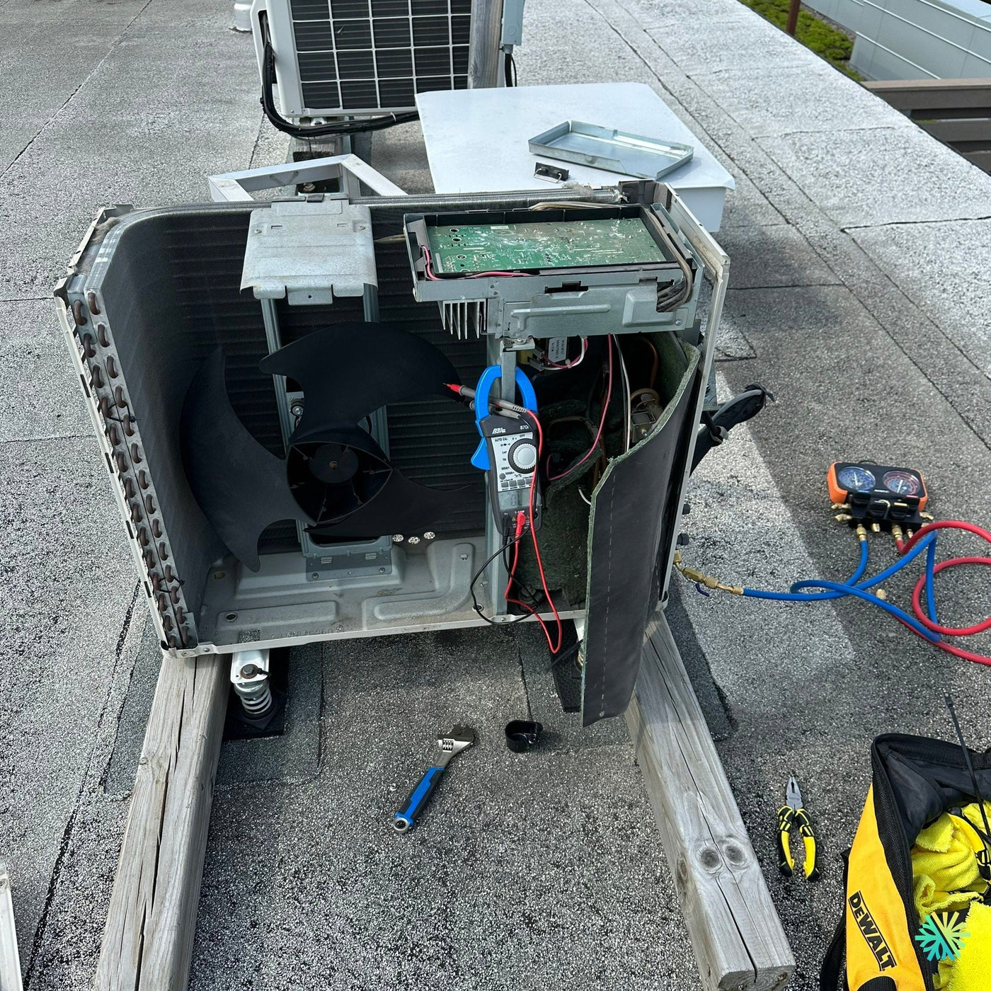 Réparation d’une thermopompe centrale Midea à Saint-Laurent