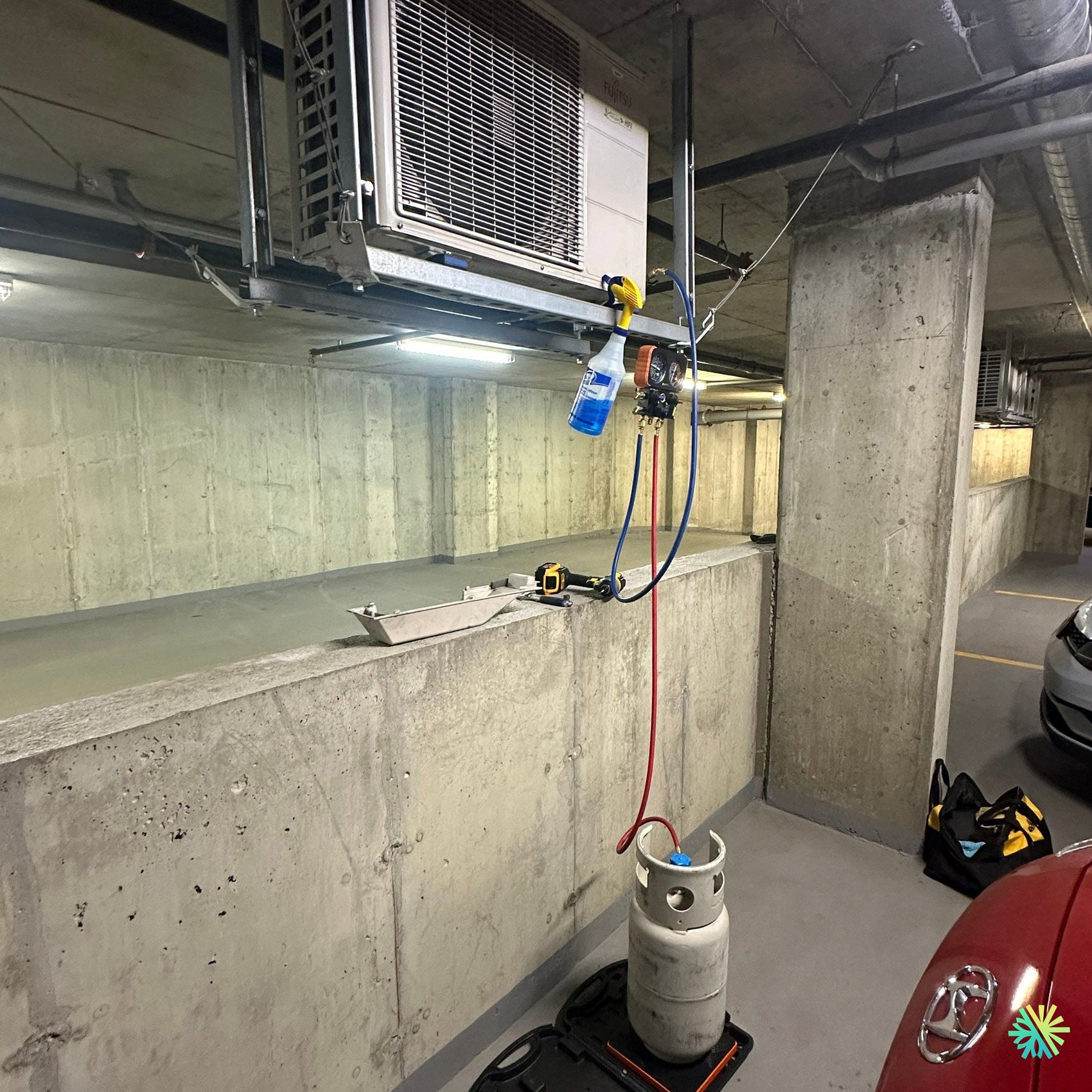 Nettoyage d’un système de thermopompe centrale dans un stationnement souterrain à Ville Saint-Laurent
