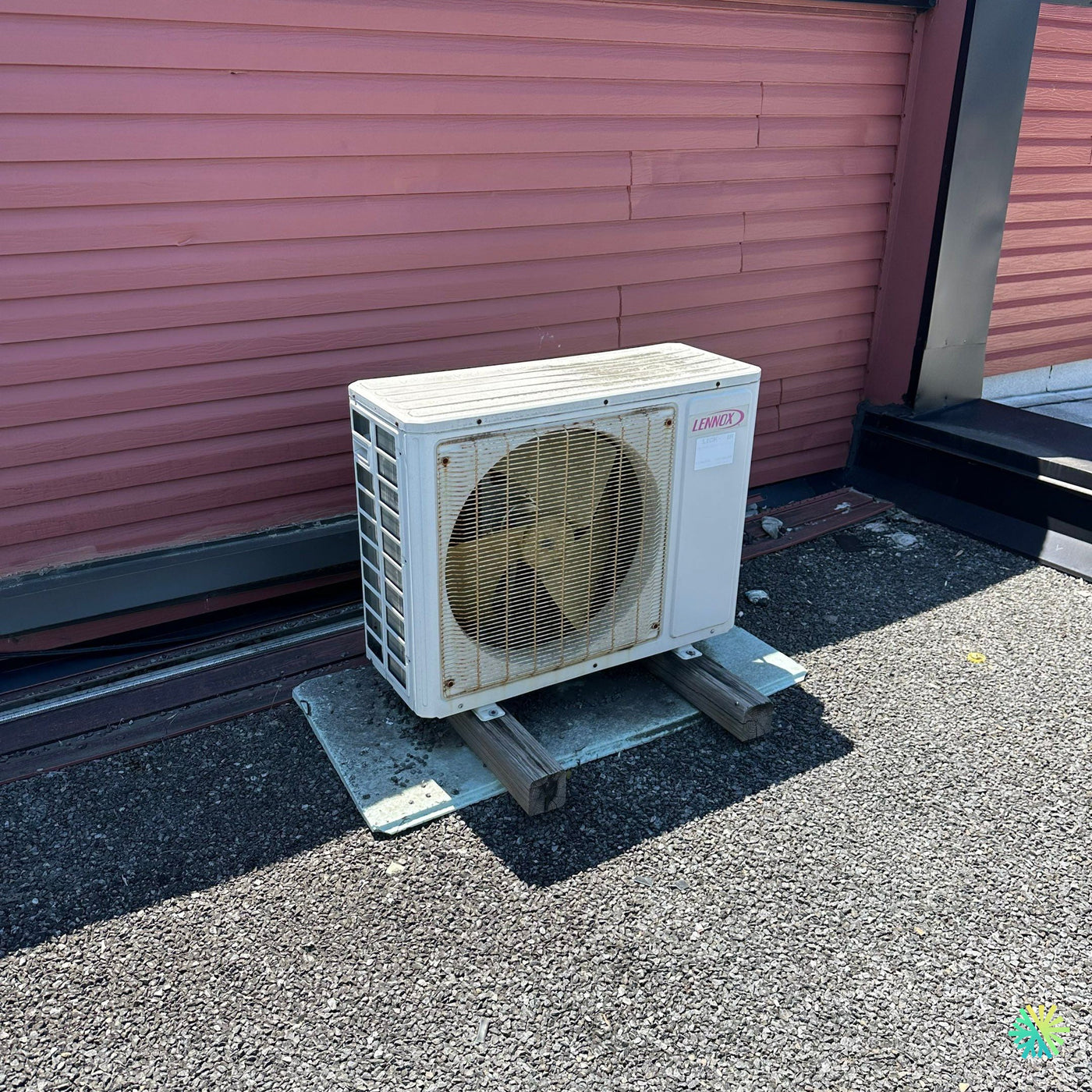 Nettoyage d’une thermopompe murale Lennox à Sainte-Julie