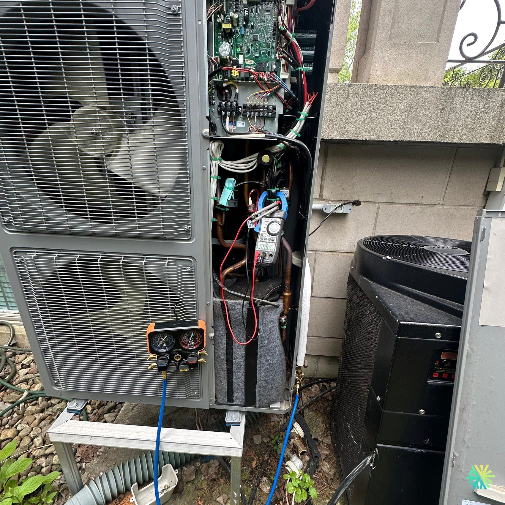 Réparation d’un système VRF Midea à Saint-Laurent