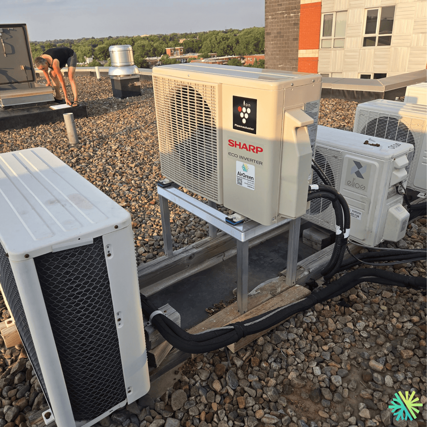 Installation d’une thermopompe Sharp sur le toit d’un immeuble à Rosemont–La Petite-Patrie
