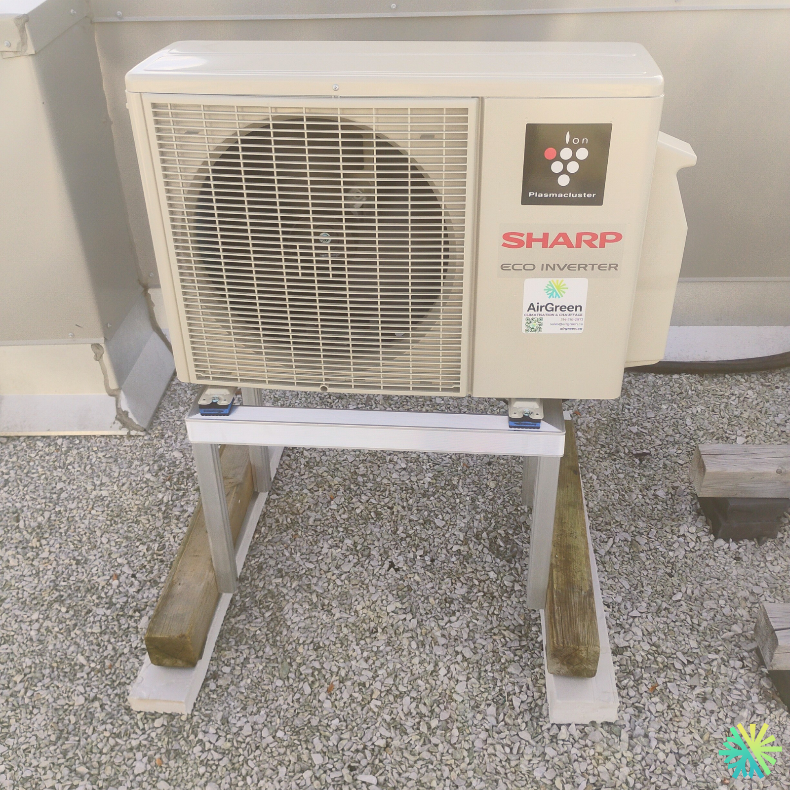 Installation d’une thermopompe murale Sharp sur un toit plat à Ville-Marie (Montréal)