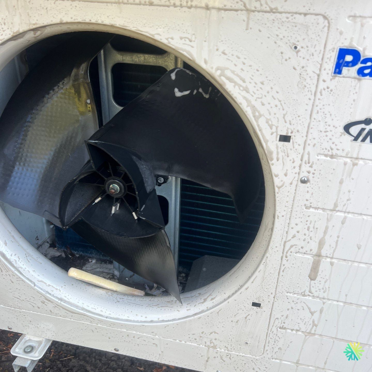 Nettoyage d’une thermopompe extérieure Panasonic à Sainte-Thérèse