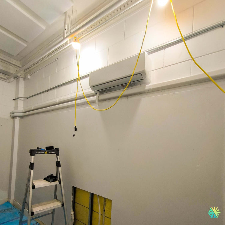 Installation d’une thermopompe murale GREE CHARMO R32 à Montréal-Est : un climatiseur mini split adapté à un espace technique en rénovation