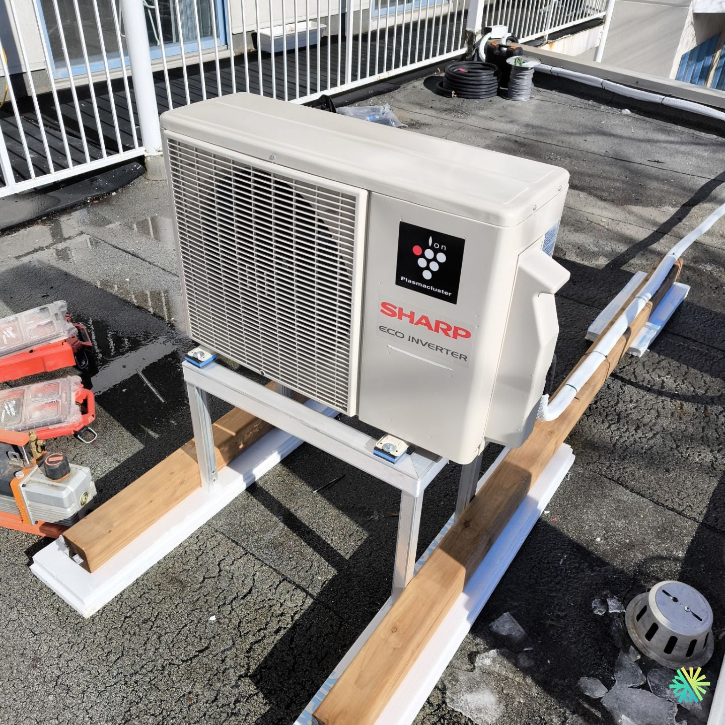 Installation d’une Thermopompe Murale Sharp ZU1 sur toit plat à Ville-Marie (Montréal)