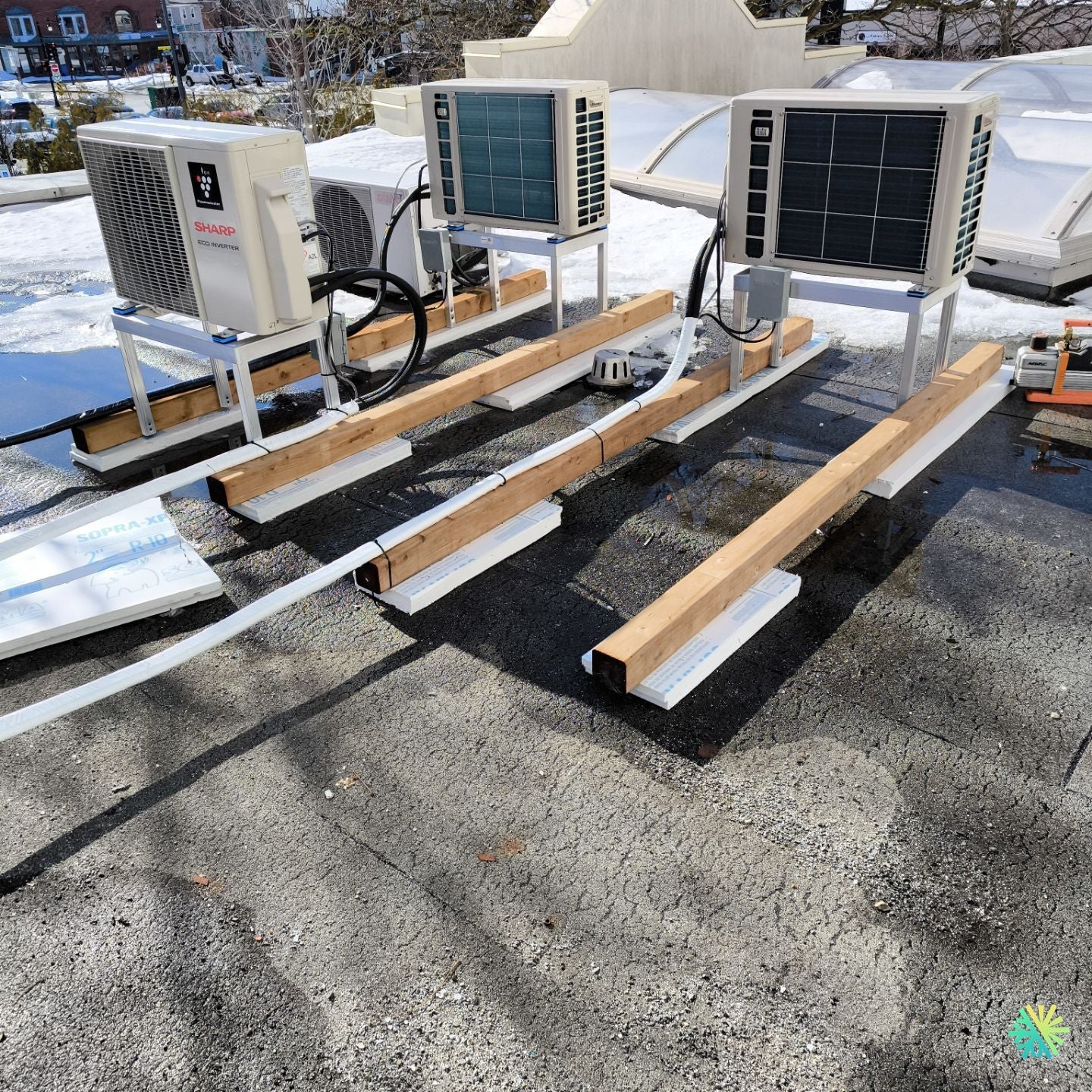 Installation d’une thermopompe murale Sharp série ZU1 sur toit plat à Rosemont–La Petite-Patrie