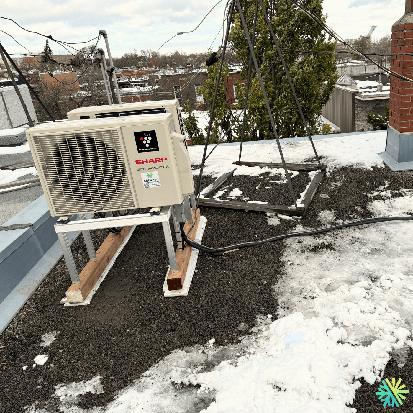 Installation d’une thermopompe murale Sharp ZU1 sur toiture à Rosemont–La Petite-Patrie (Montréal)