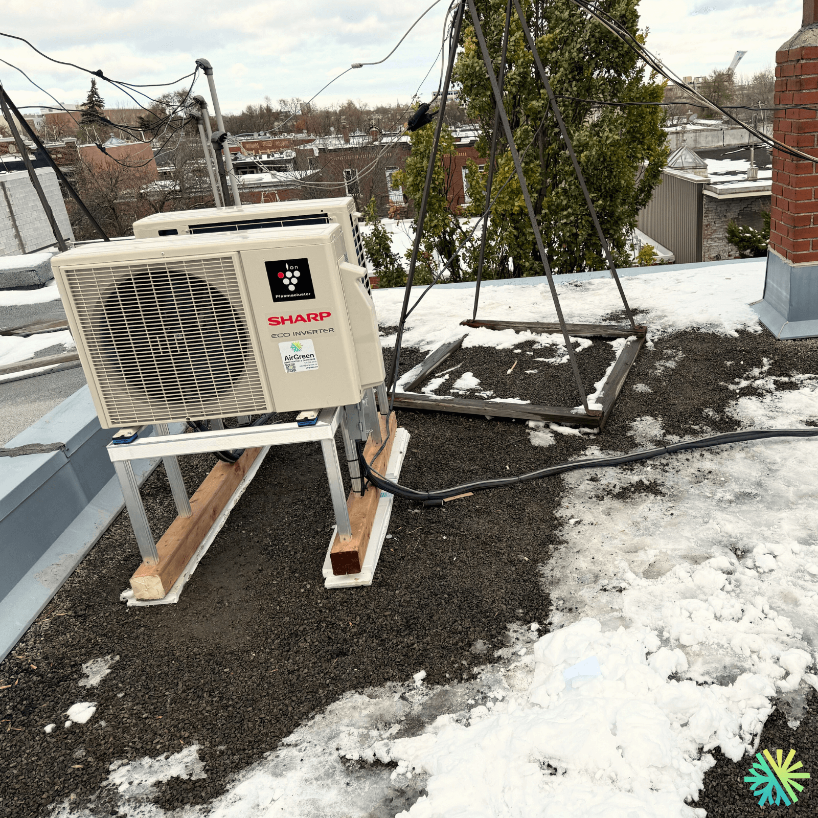 Installation d’une thermopompe murale Sharp ZU1 sur toiture à Rosemont–La Petite-Patrie (Montréal)