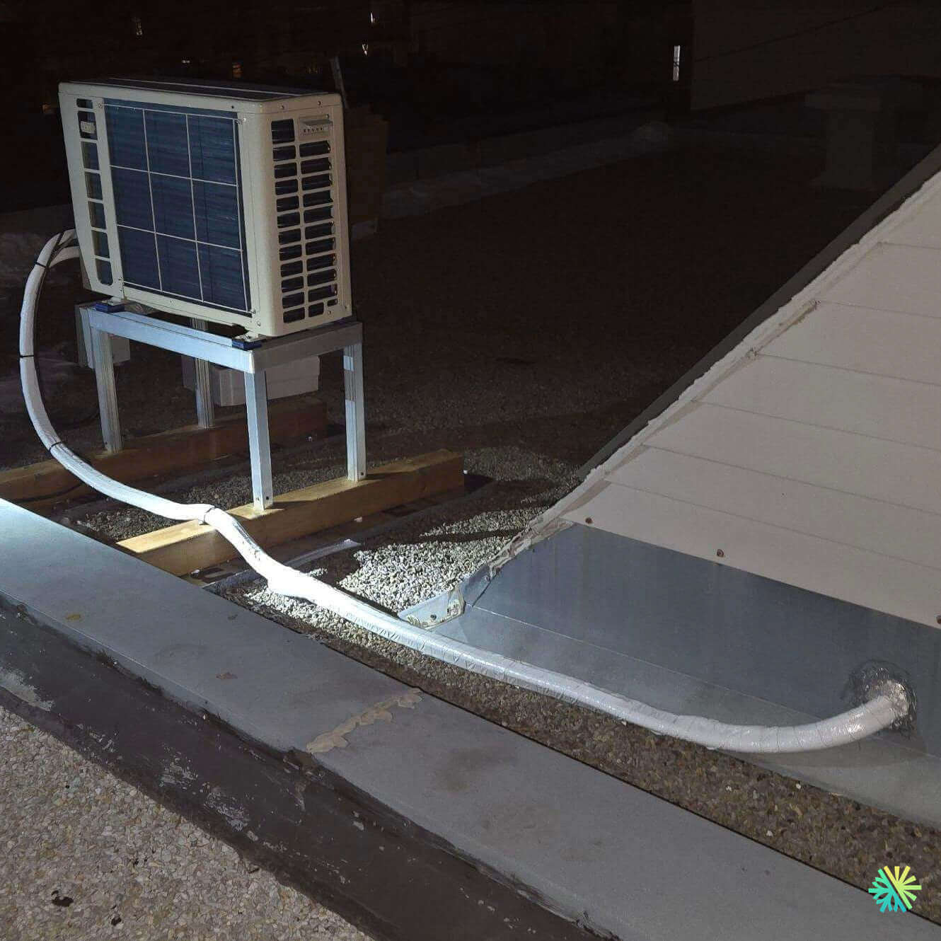 Installation d’une thermopompe murale Panasonic sur toit plat à Villeray