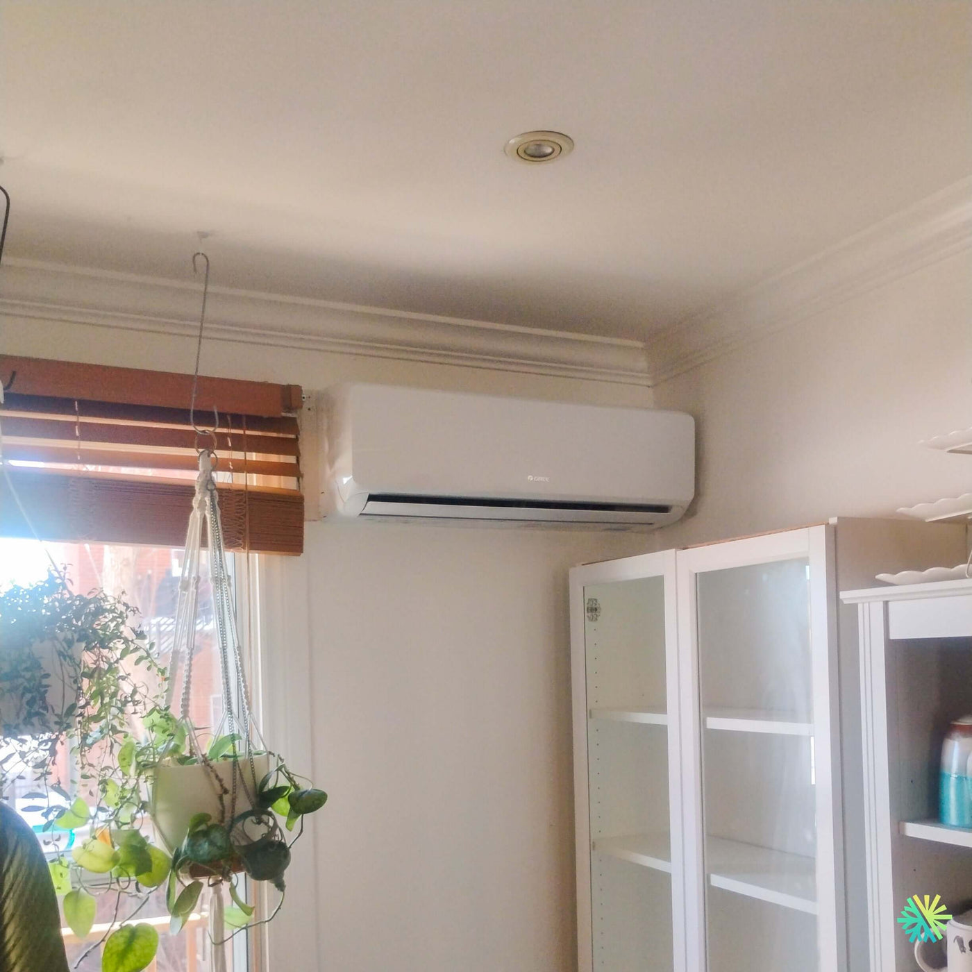 Installation d’une thermopompe murale GREE LIVO R32 à Anjou, Montréal – climatiseur mini split résidentiel par AirGreen