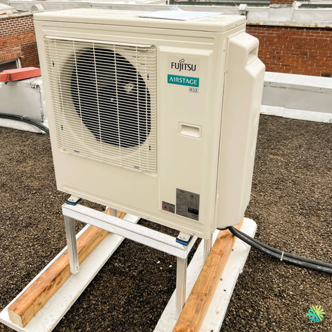 Installation d’une thermopompe double zone Fujitsu AIRSTAGE Aquila XLTH sur toit plat à Rosemère