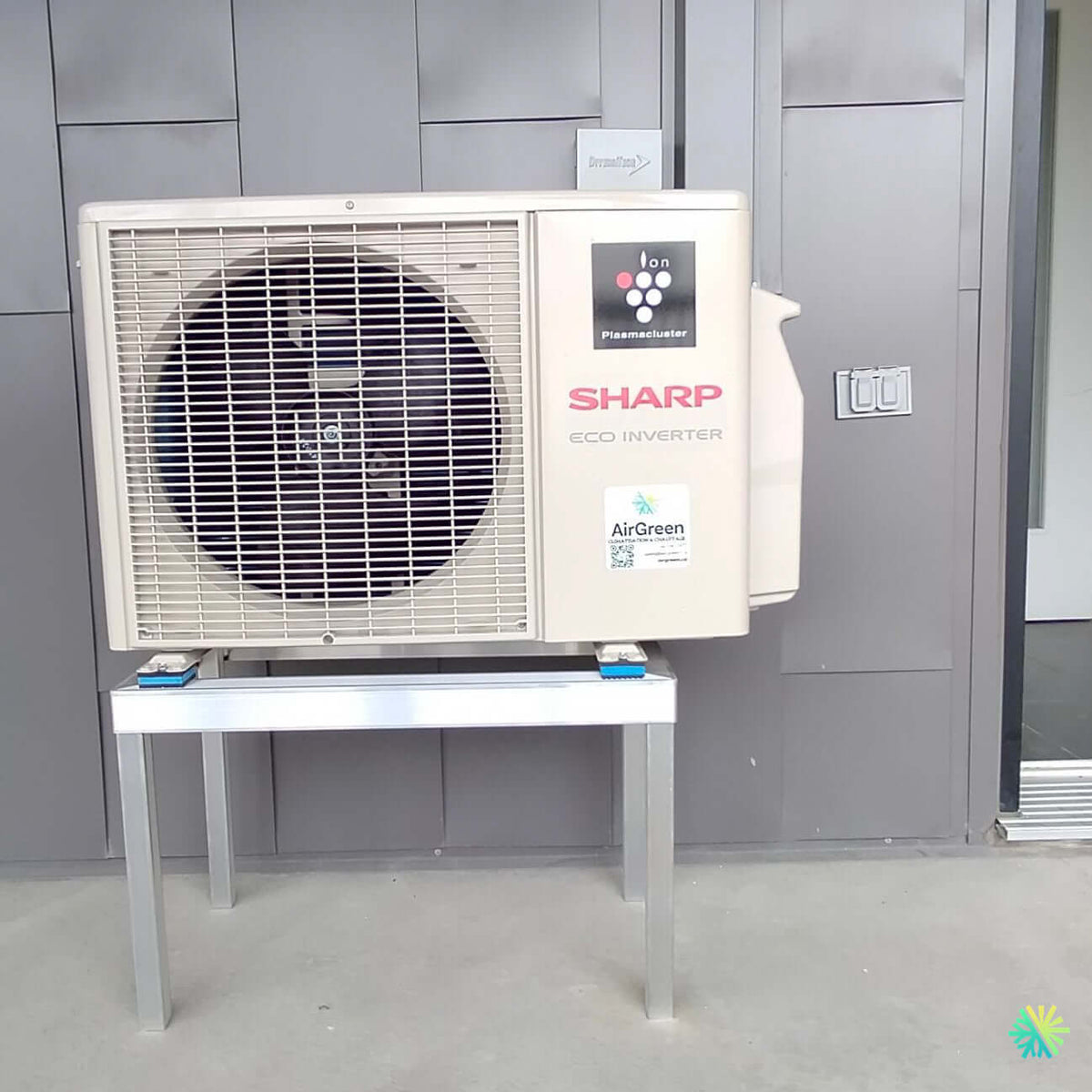 Installation of a Sharp ZU1 wall-mounted heat pump in Nuns' Island