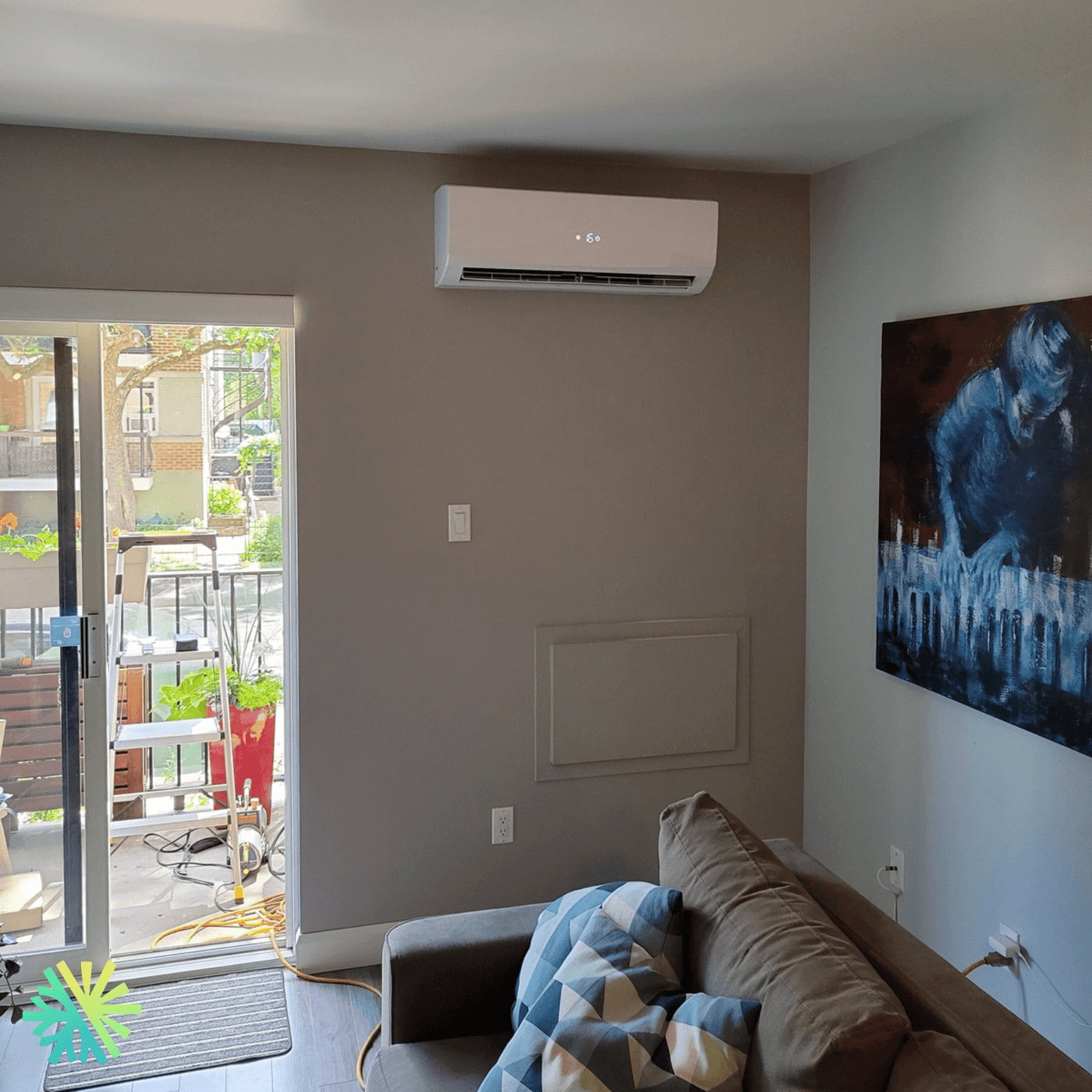 Installation d'une thermopompe murale Tosot Lomo 23 à Montréal