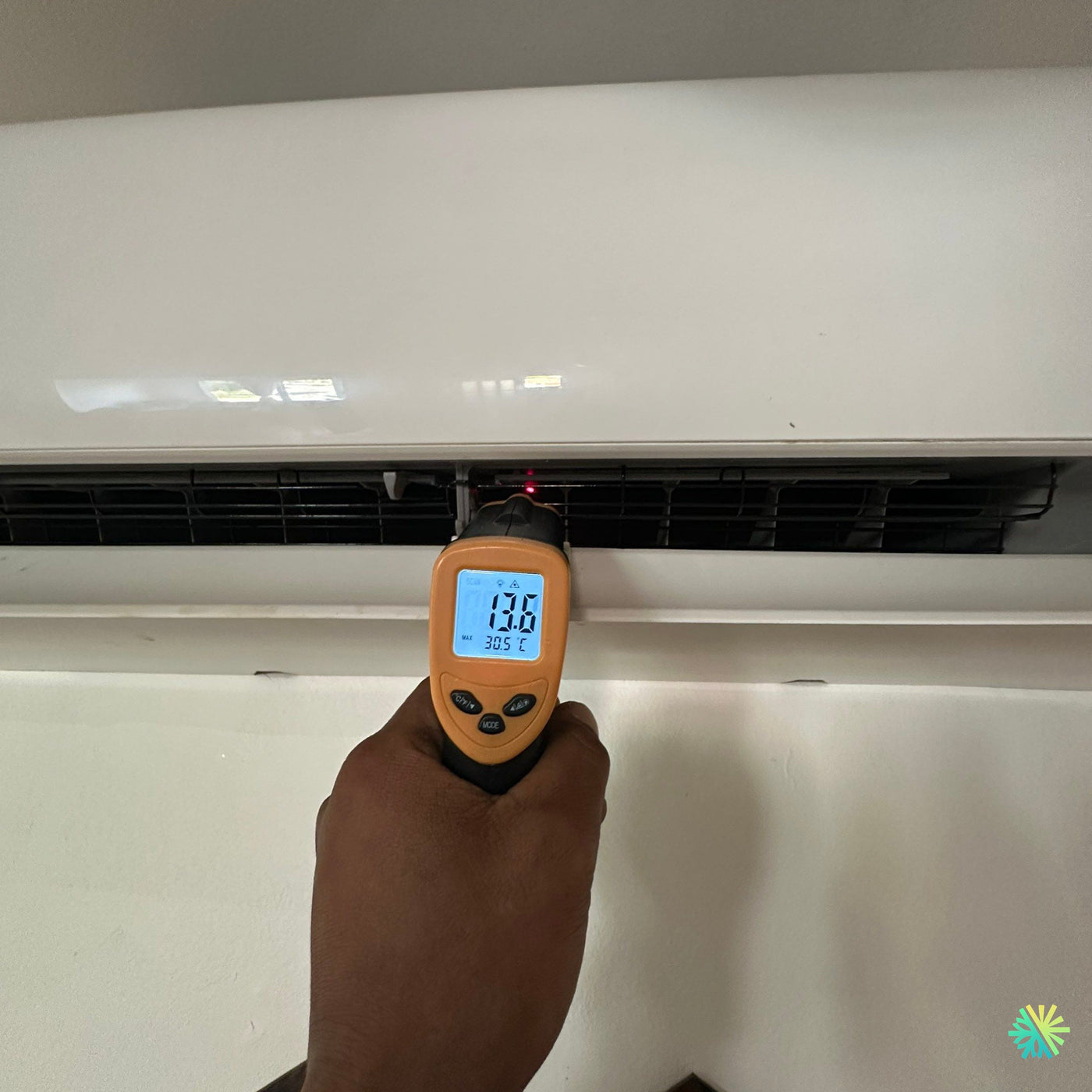 Réparation d’une thermopompe murale Midea à Sainte-Dorothée