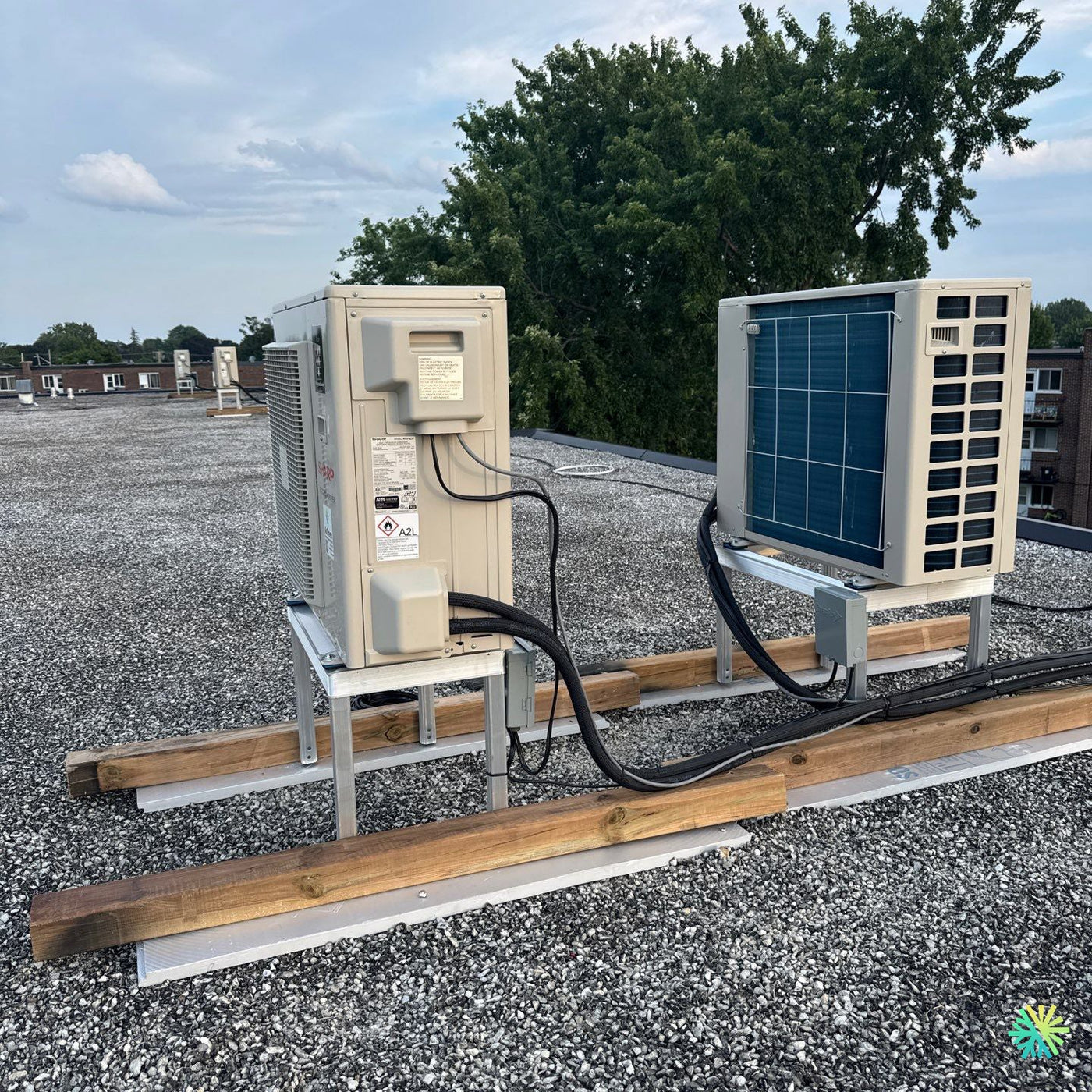 Installation de thermopompes murales Midea sur toit plat à Rosemont–La Petite-Patrie