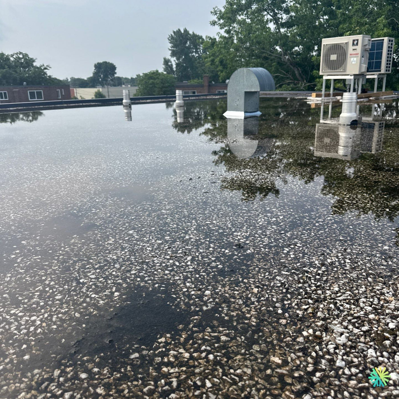 Installation d’une Sharp (série ZU1) thermopompe murale à Saint-Laurent – condenseur sur toit plat