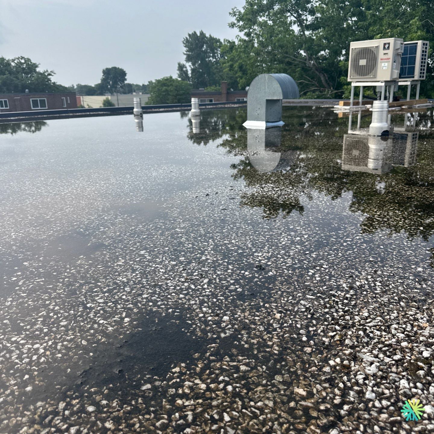 Installation d’une Sharp (série ZU1) thermopompe murale à Saint-Laurent – condenseur sur toit plat