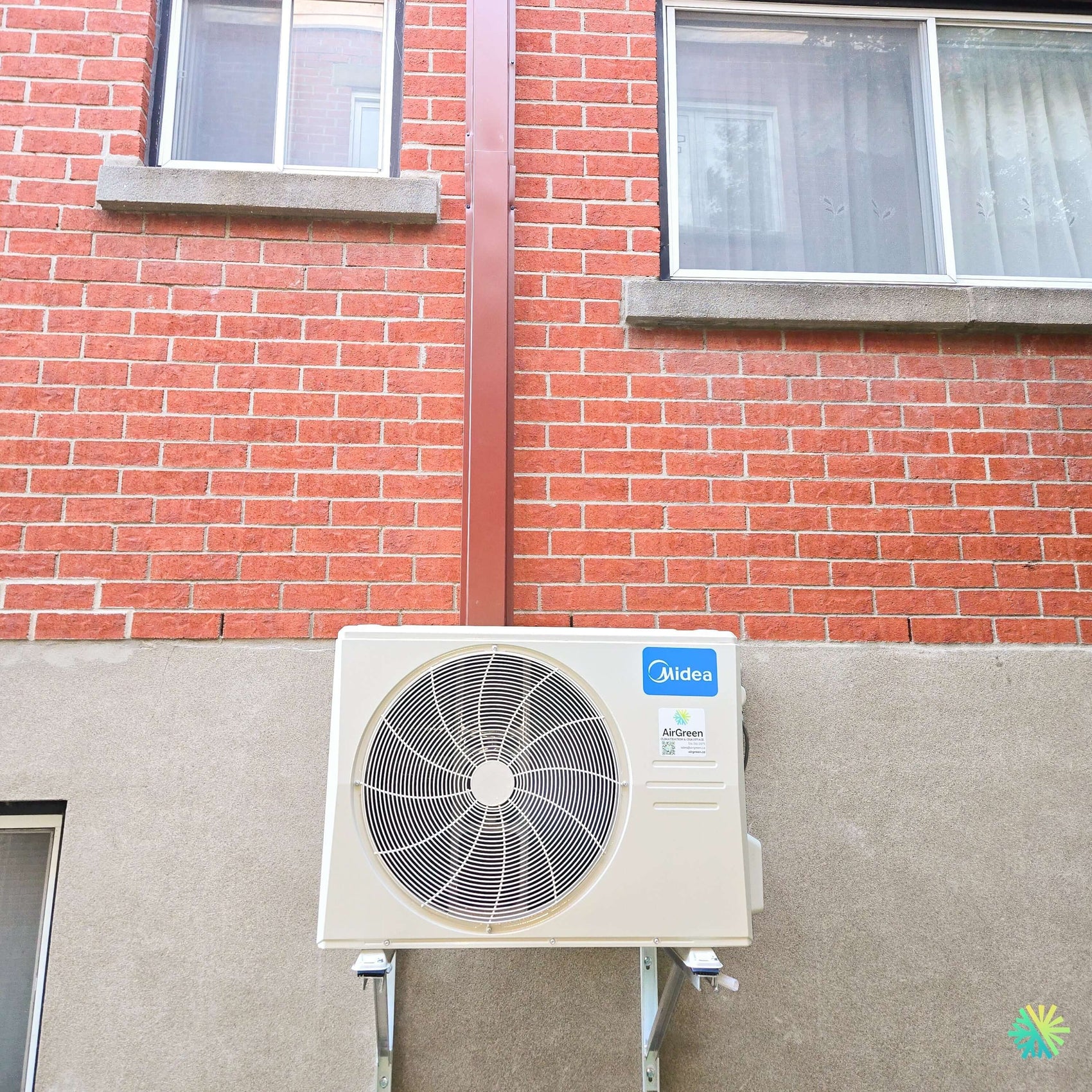 Installation d’une thermopompe double zone MIDEA MIDEA28 à Kirkland avec 2 têtes intérieures et 1 unité extérieure