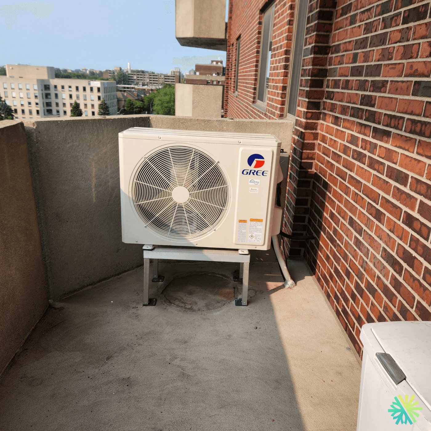 Installation d’une thermopompe murale Gree sur balcon à Côte-des-Neiges–Notre-Dame-de-Grâce