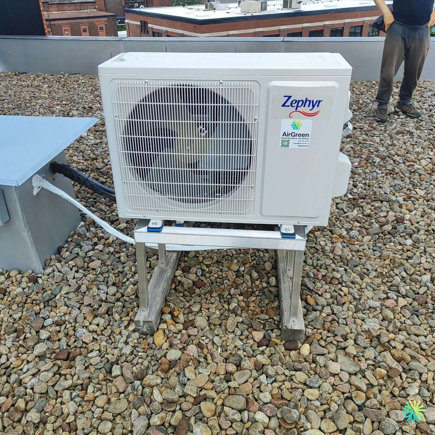 Installation d’une Zephyr thermopompe murale sur toit plat à Le Sud-Ouest (Montréal)