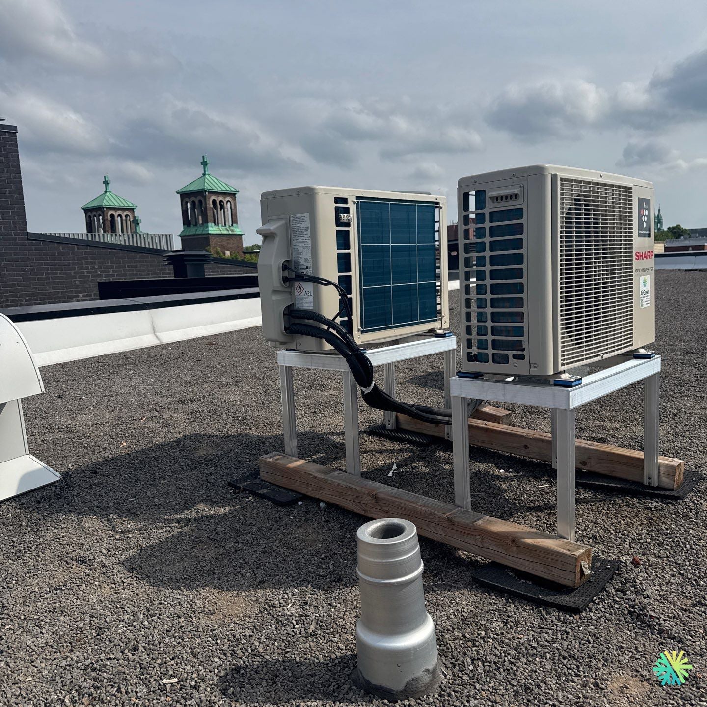 Installation d’une Sharp ZU1 thermopompe murale sur toit plat à Rosemont–La Petite-Patrie