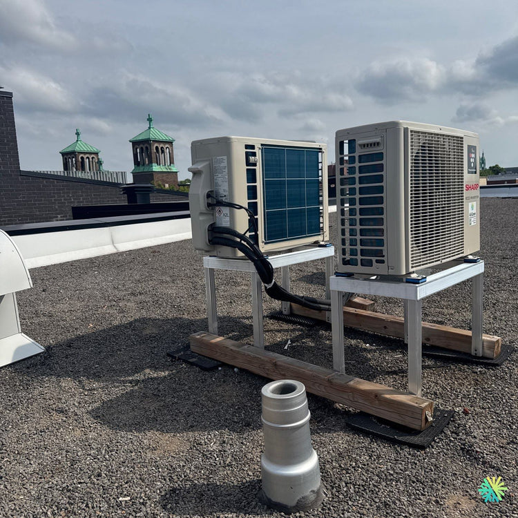 Installation d’une Sharp ZU1 thermopompe murale sur toit plat à Rosemont–La Petite-Patrie