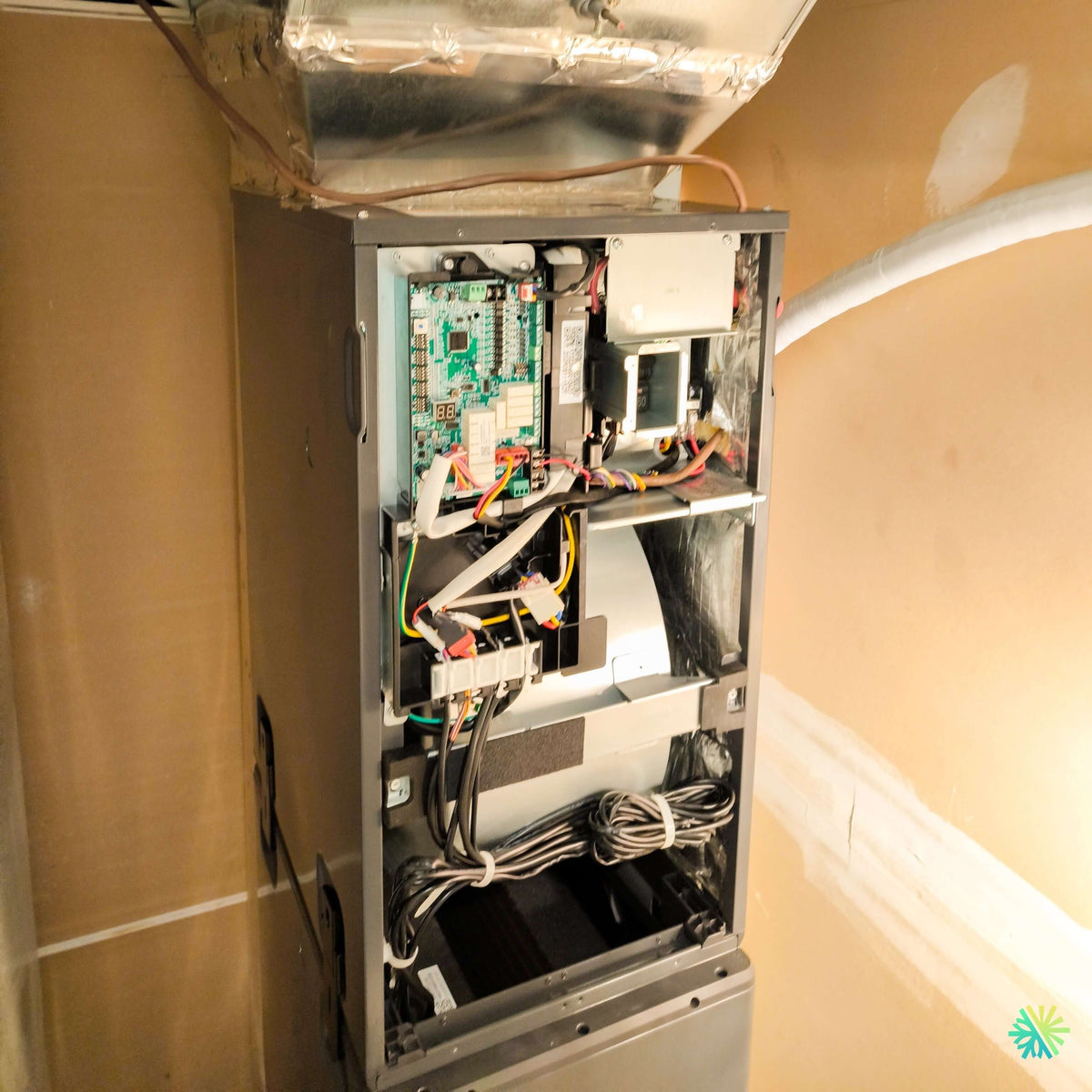 Installation d’une fournaise électrique MIDEA EVOX G3 à Sainte-Thérèse sur la Rive-Nord de Montréal