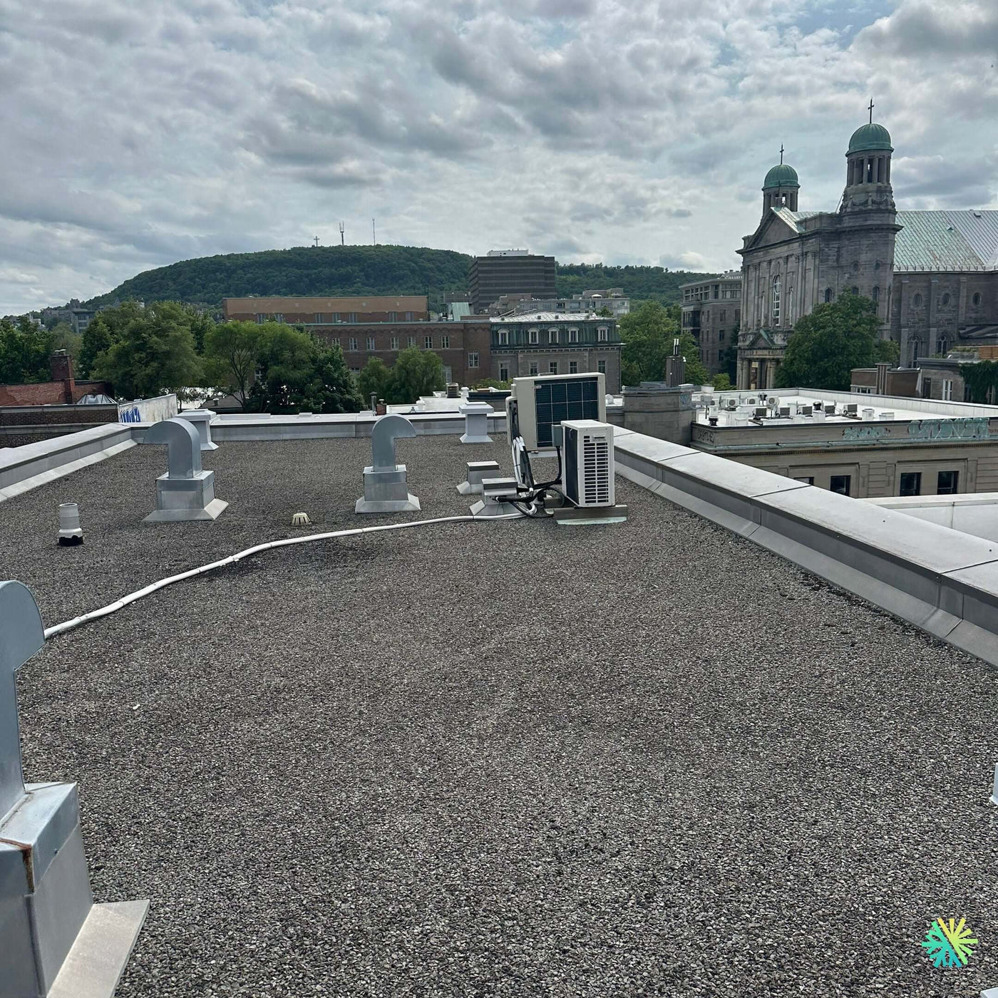 Réparation d’une thermopompe centrale Midea à Ville-Marie