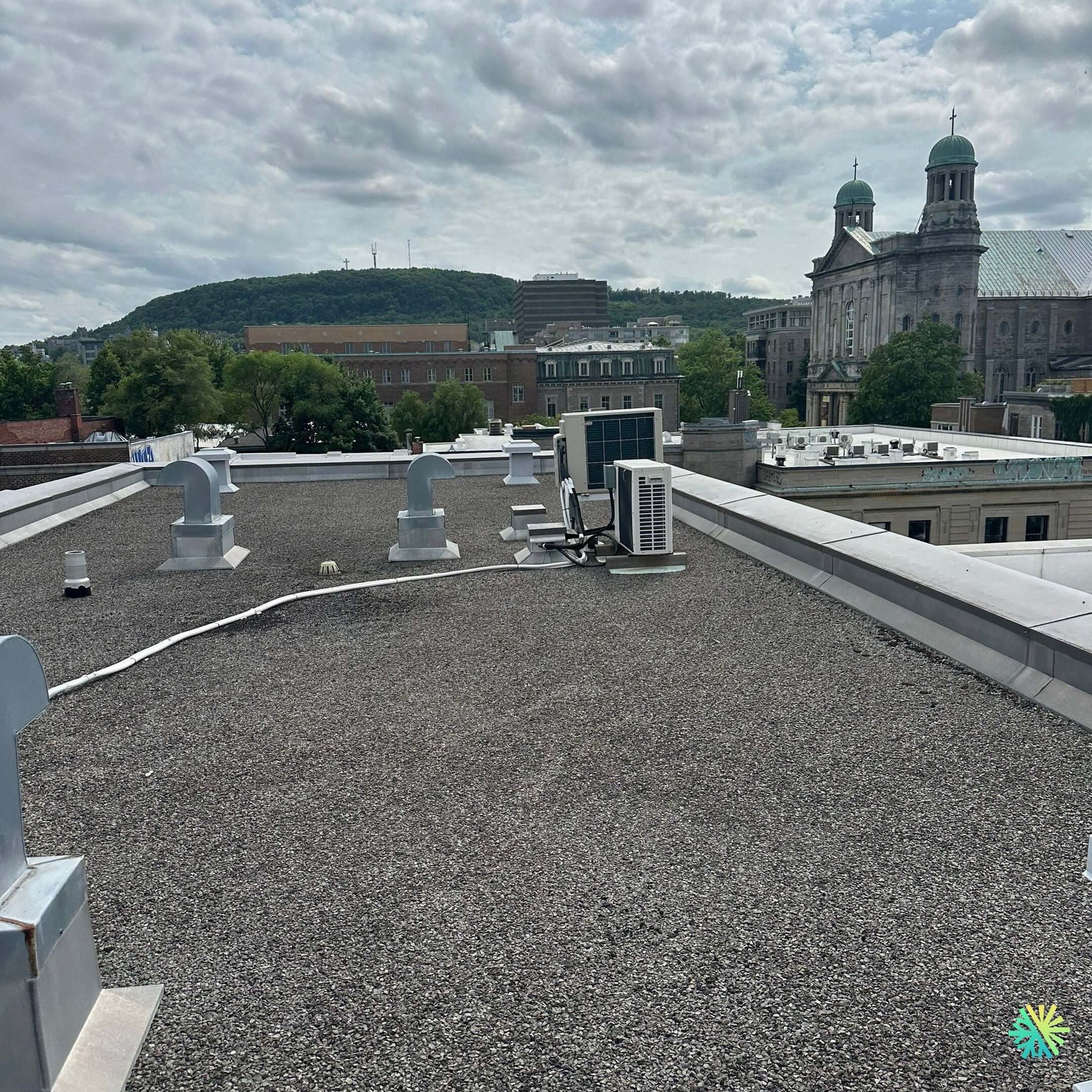 Réparation d’une thermopompe centrale Midea à Ville-Marie