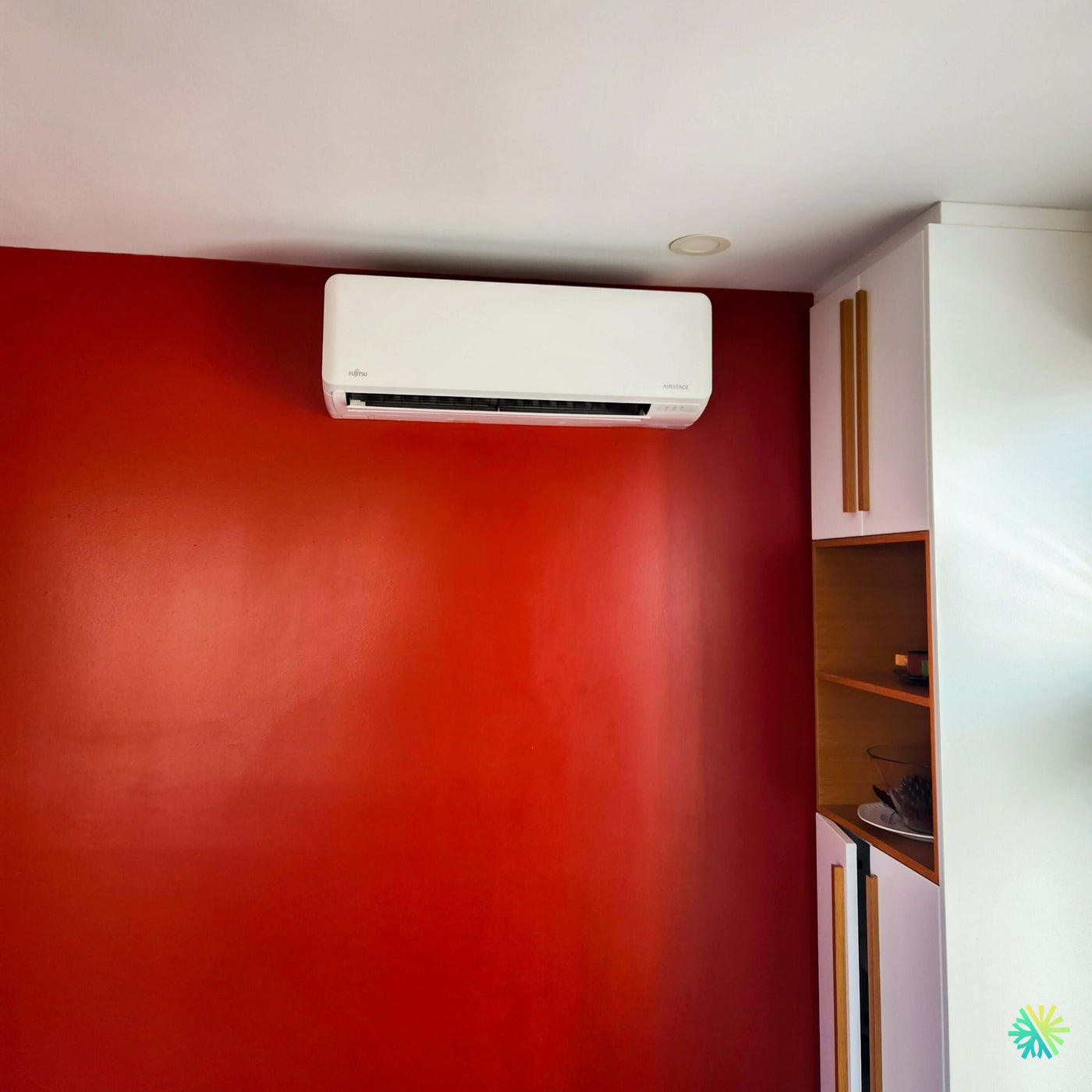 Installation d’une thermopompe murale Fujitsu ALTAIR 300 à Montréal : une solution mini split discrète, performante et parfaitement intégrée à l’espace intérieur