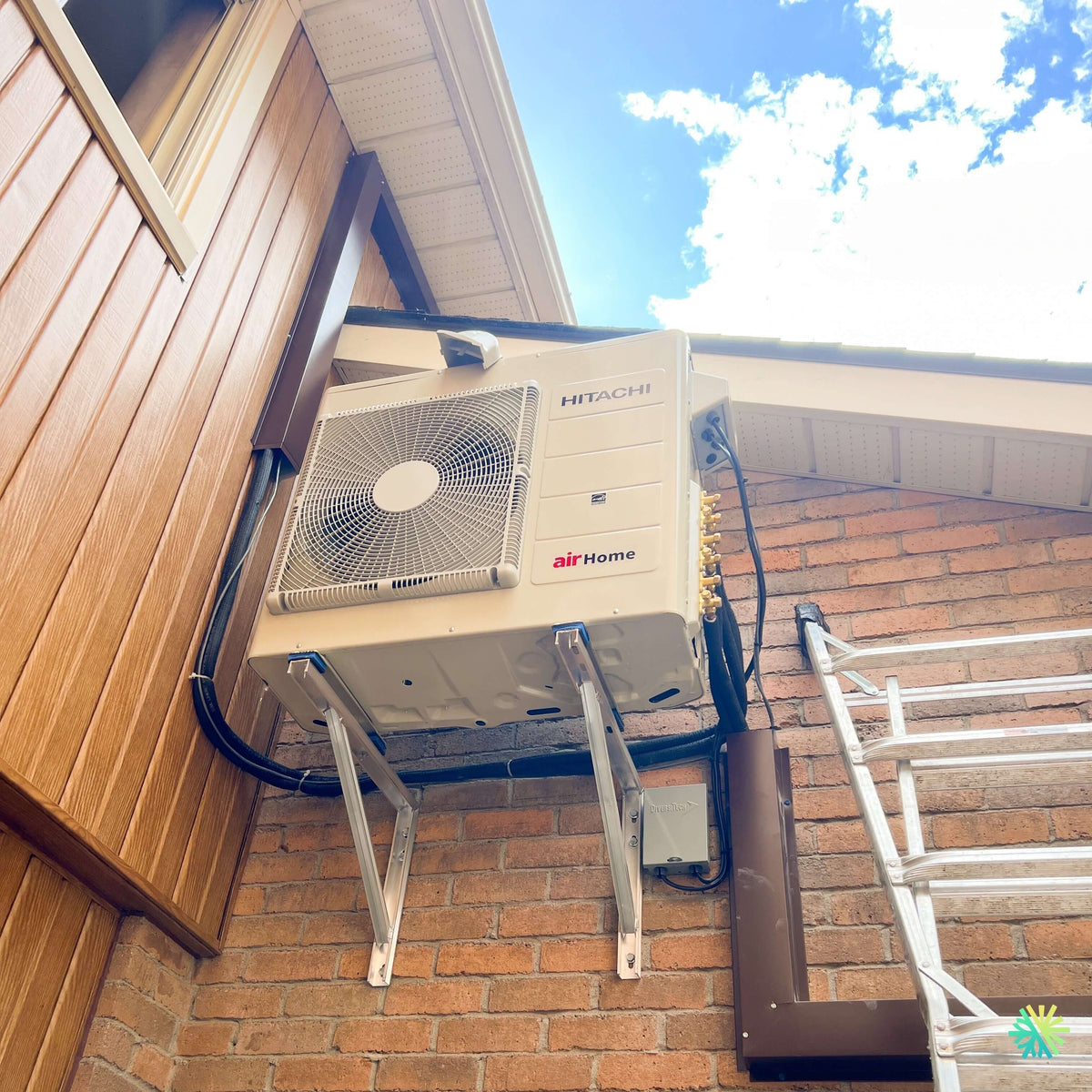 Installation d’une thermopompe multizone double zone HITACHI airHome Multi à Delson, sur la Rive-Sud de Montréal