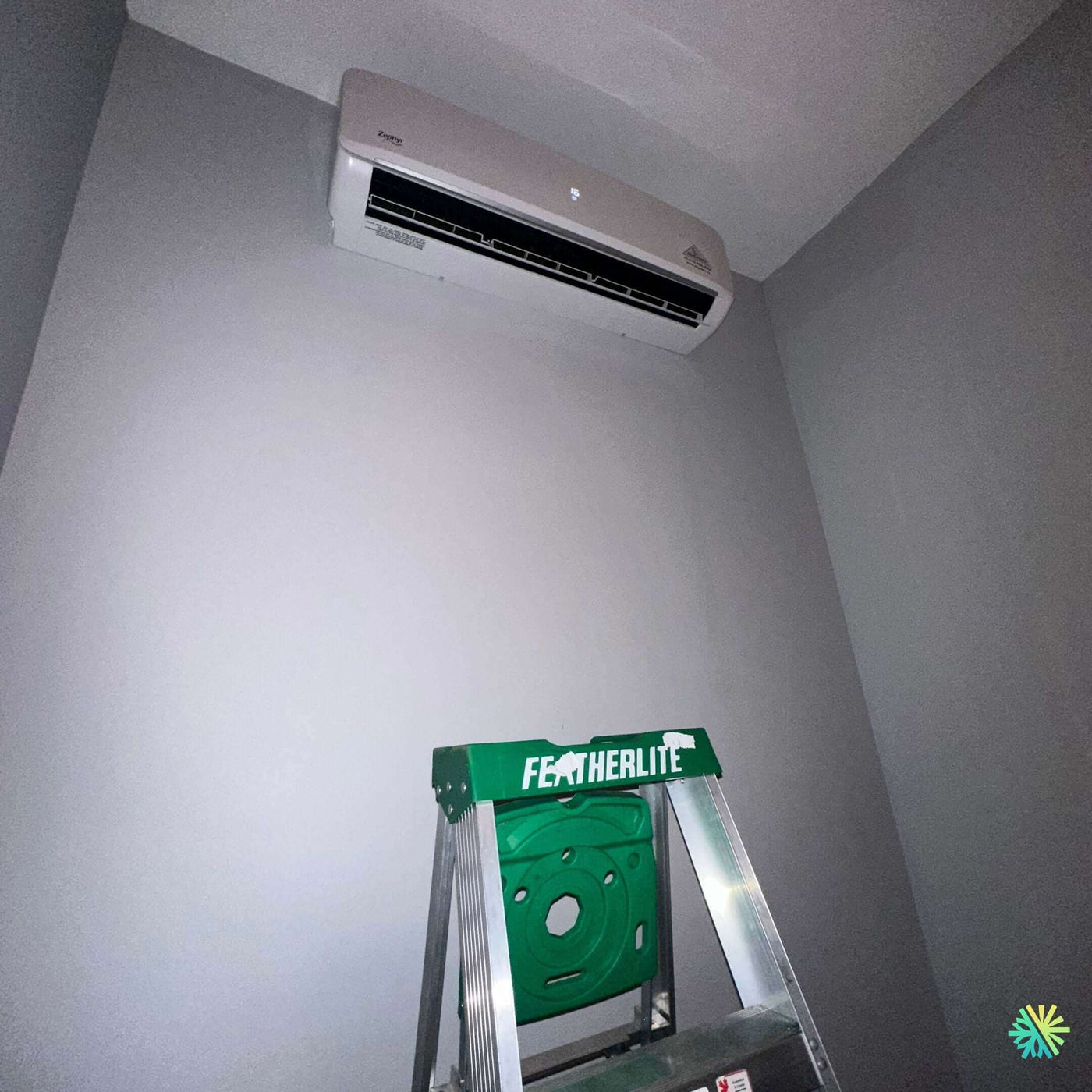 Installation d’une thermopompe murale Tosot dans une maison à Laval-des-Rapides