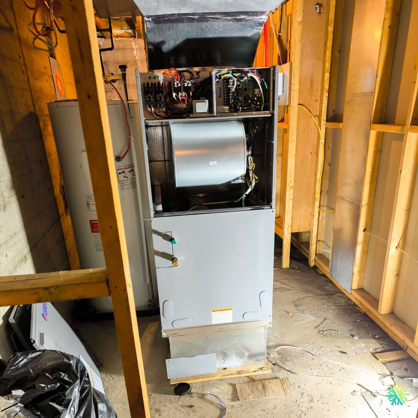 Installation d’une GREE FLEXX Fournaise Électrique - Air Handler à Saint-Laurent, Montréal