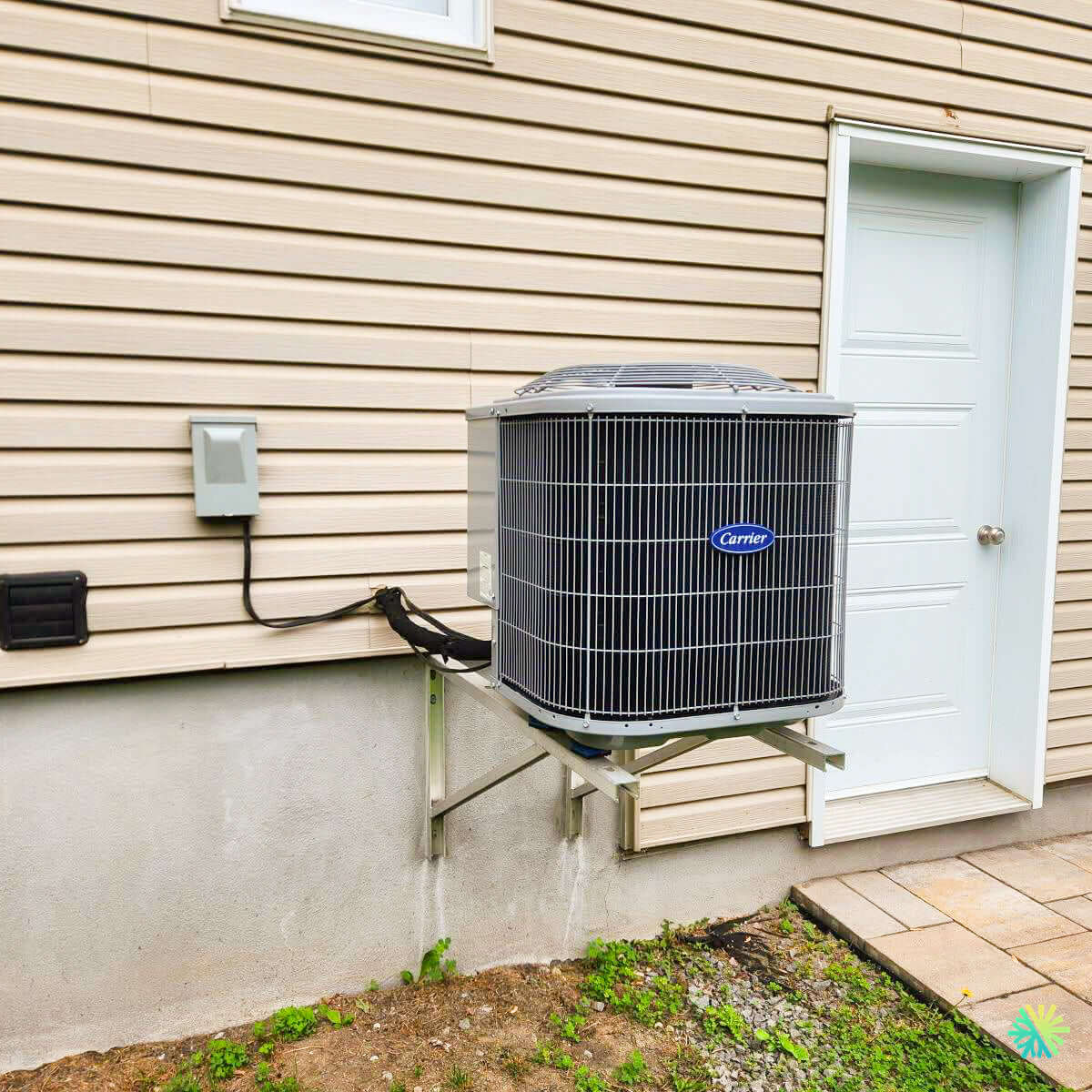 Cette thermopompe centrale a été installée sur pilotis en bord de fleuve : voici comment on a procédé