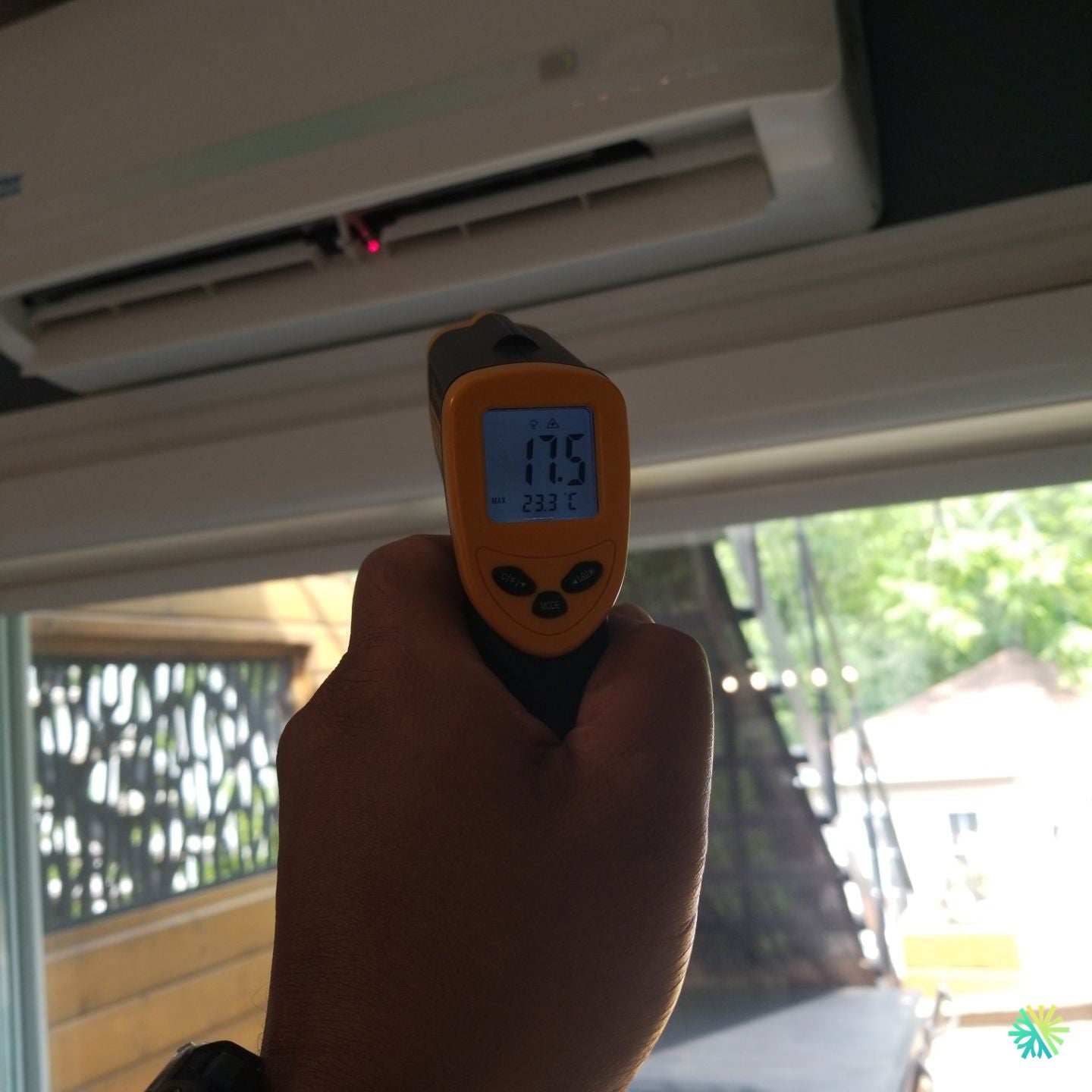 Appel de service pour une thermopompe murale Midea à Sainte-Dorothée