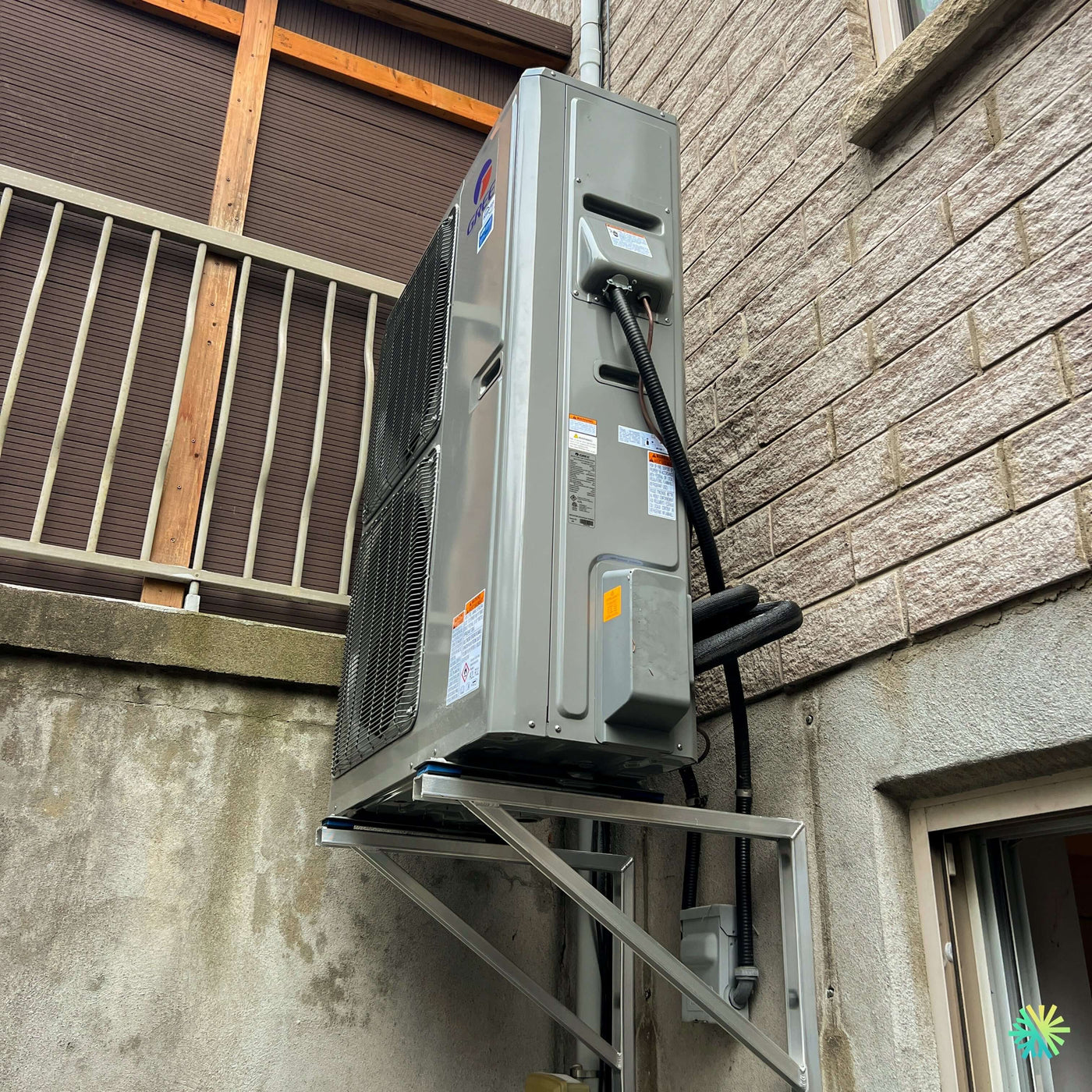 Installation d’une thermopompe centrale GREE Inverter à double ventilateur dans Le Sud-Ouest de Montréal