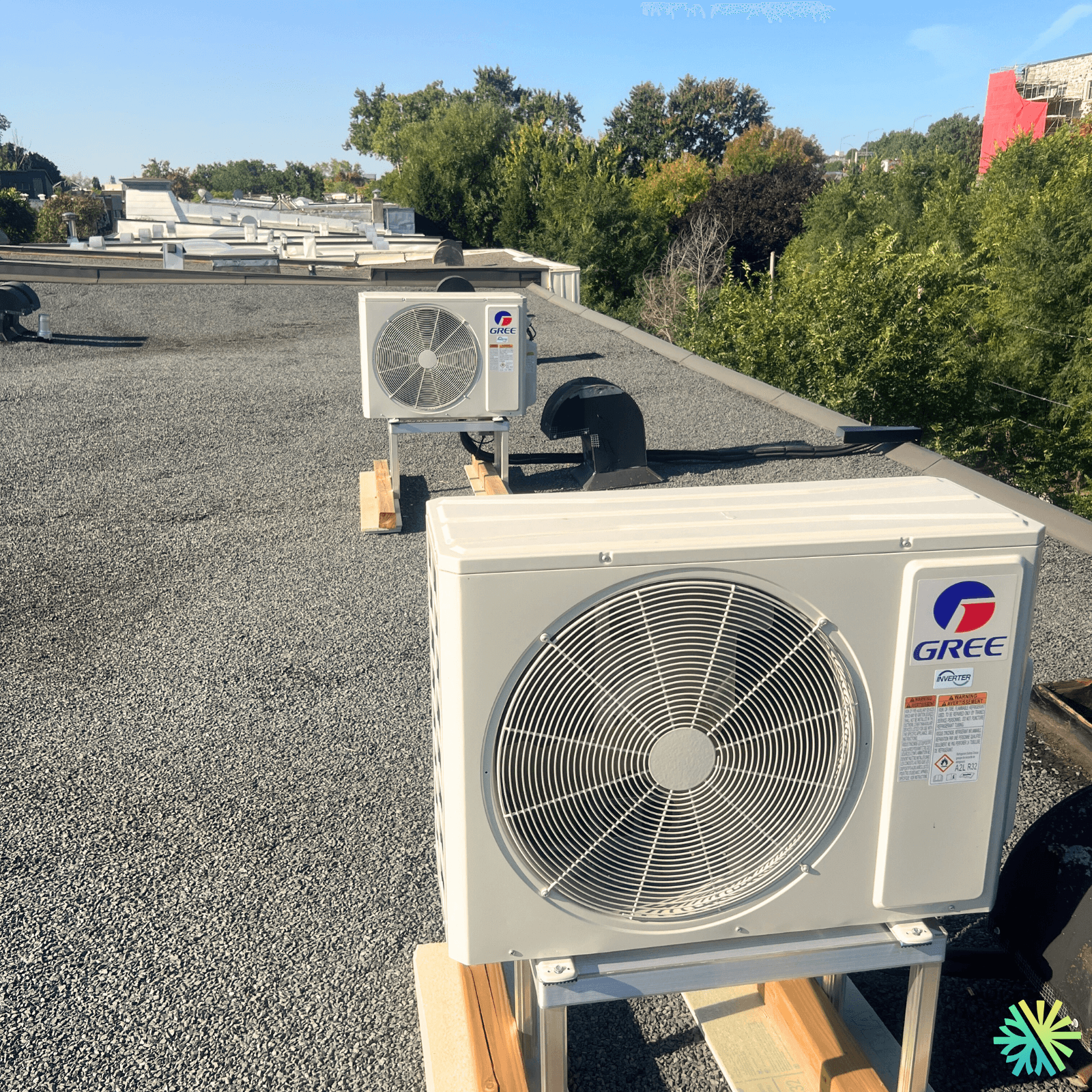 Installation d’une thermopompe Gree FreeMatch sur toit plat à Rosemont–La Petite-Patrie