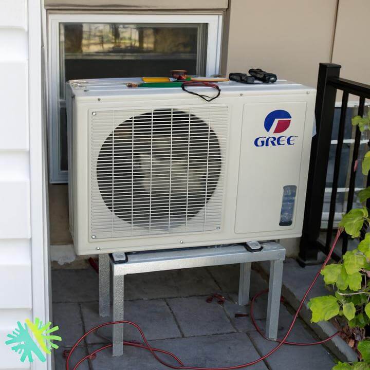 Installation d'une Thermopompe Murale Gree Extreme à Boucherville par AirGreen, montrant le climatiseur installé sur un mur blanc.