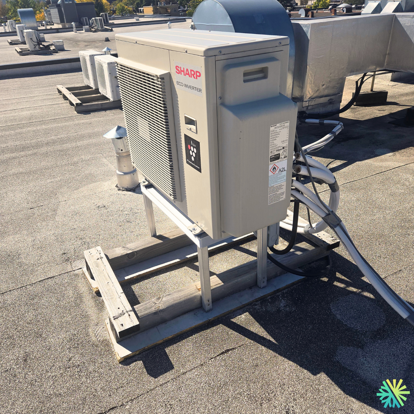 Installation d’une thermopompe murale Sharp sur toiture à Ville-Marie (Montréal)