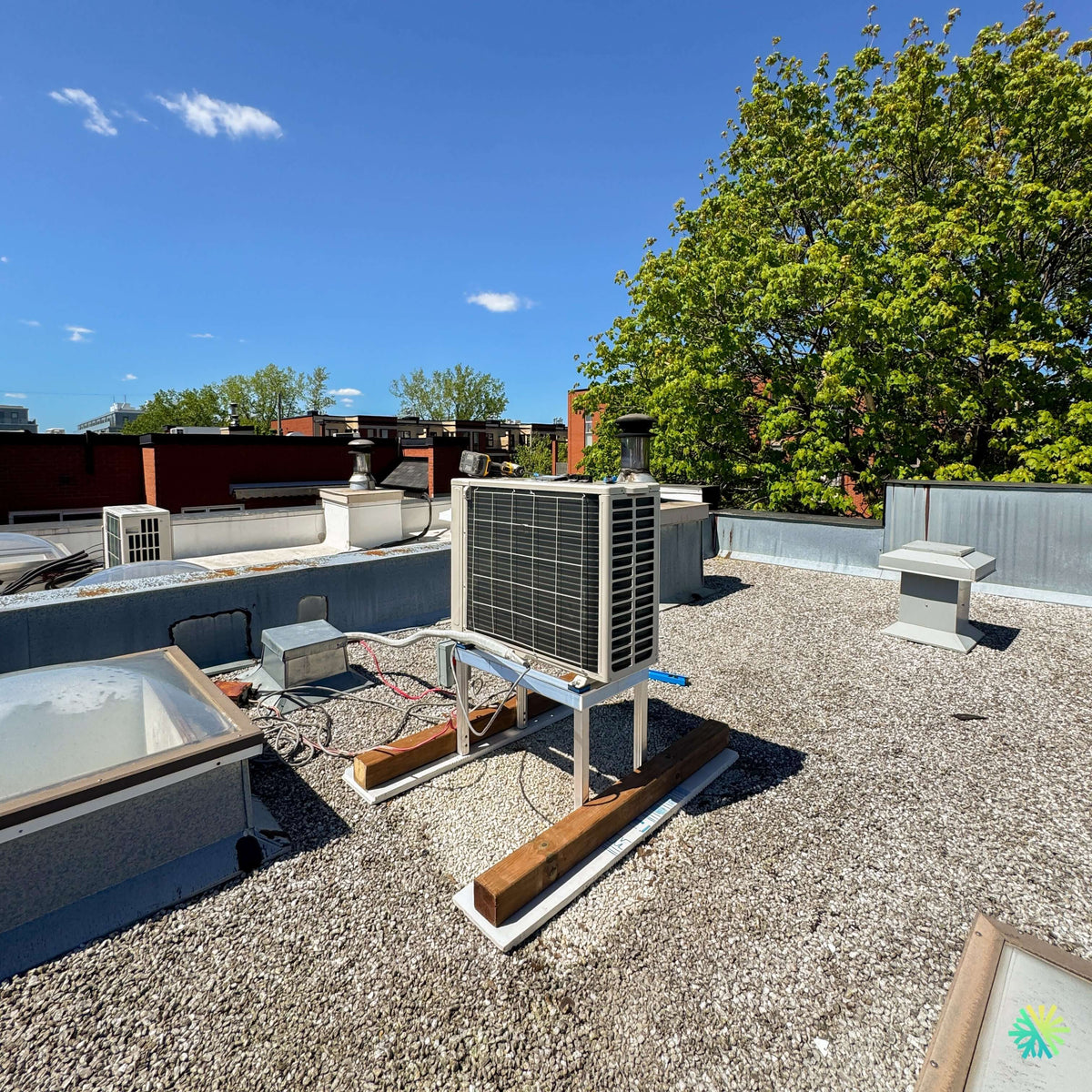 Installation d’une thermopompe murale FUJITSU AIRSTAGE ORION XLTH sur toiture plate à Saint-Robert