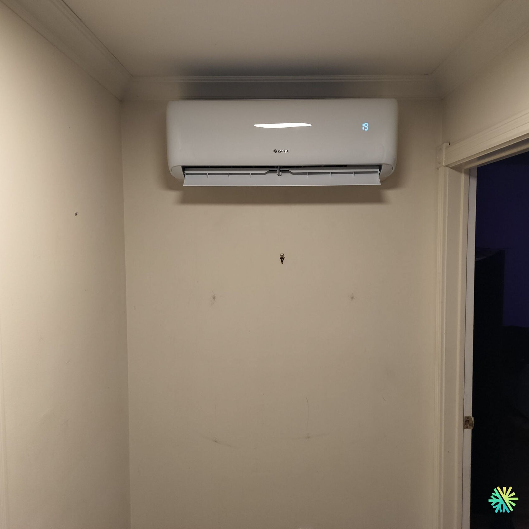 Installation d’une thermopompe murale GREE Clivia R32 à Vimont, Laval