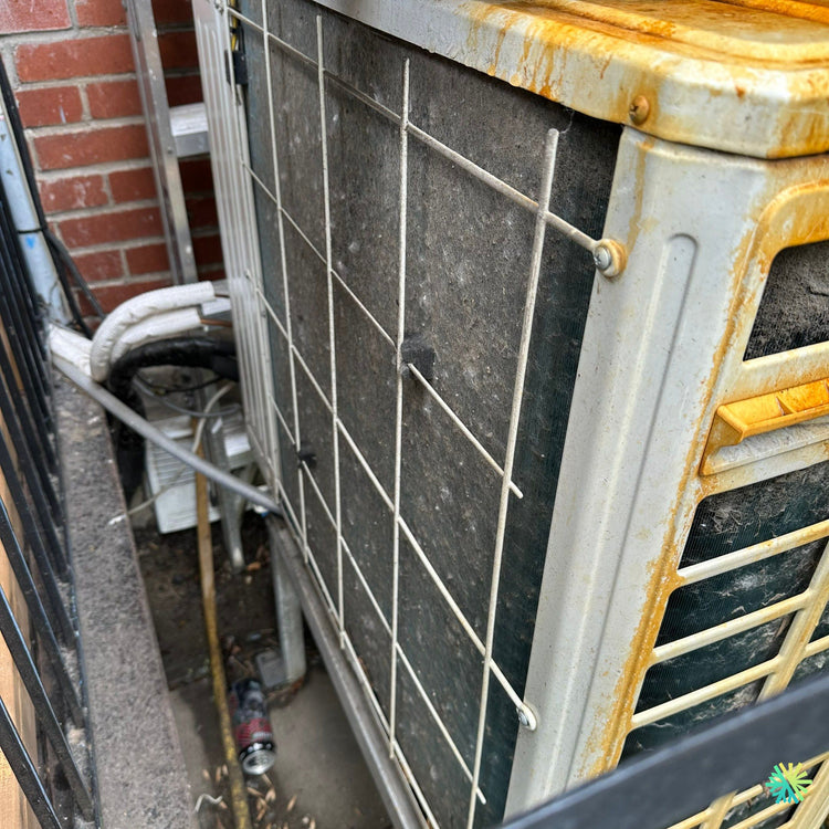 Nettoyage d’une thermopompe centrale à Rosemont–La Petite-Patrie