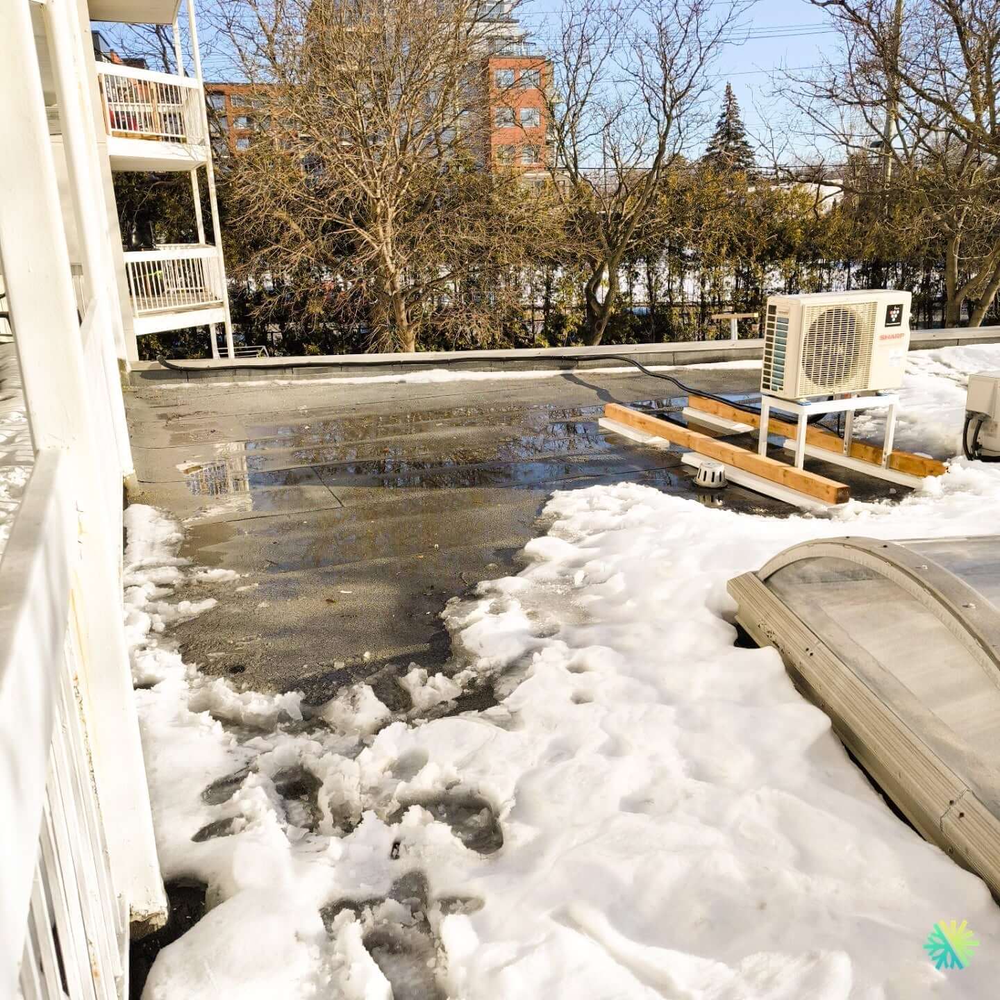 Installation d'une Thermopompe Murale SHARP ZU1 12 000 BTU à Sainte-Catherine – Une Solution CVAC Fiable et Performante pour les Climats Québécois