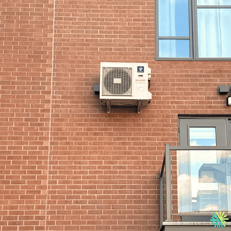 Installation d’une thermopompe murale Sharp dans un condo à Verdun