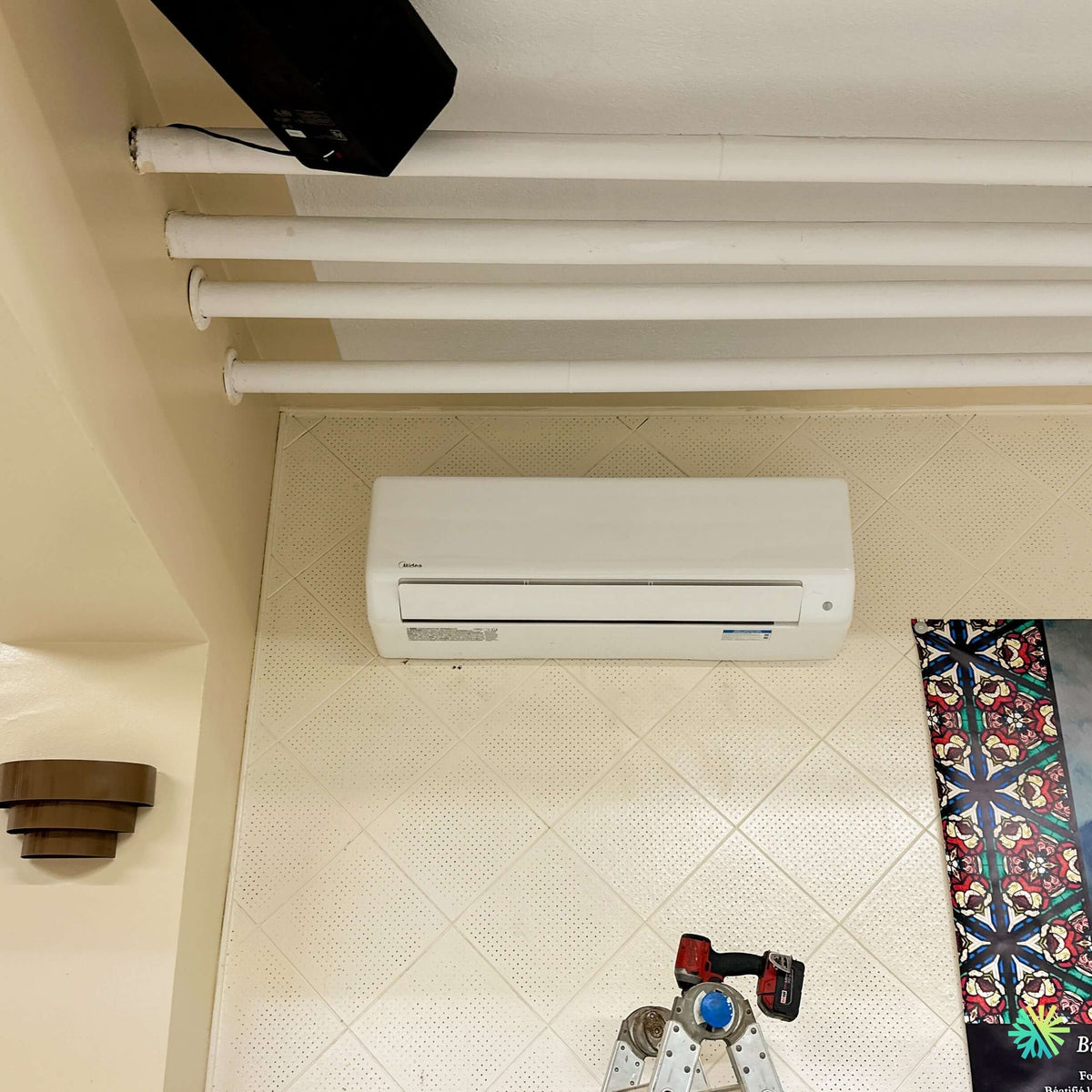 Installation d’une thermopompe double zone MIDEA MIDEA28 à Chambly