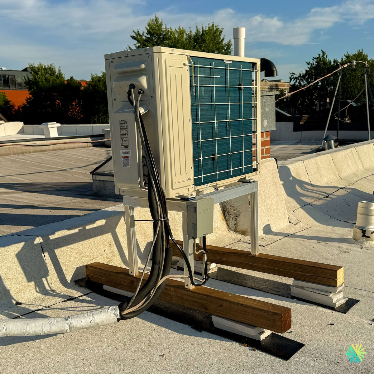 Installation d'une thermopompe 2 têtes GREE FreeMatch R32 (GWHD(36)ND6MO) à Pointe-Claire