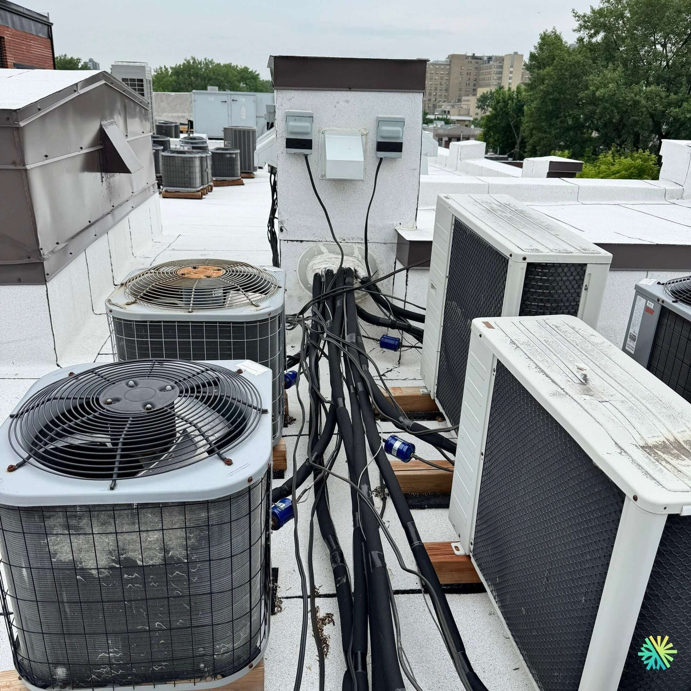 Réparation de plusieurs systèmes CVAC sur toit plat à Côte-des-Neiges–Notre-Dame-de-Grâce